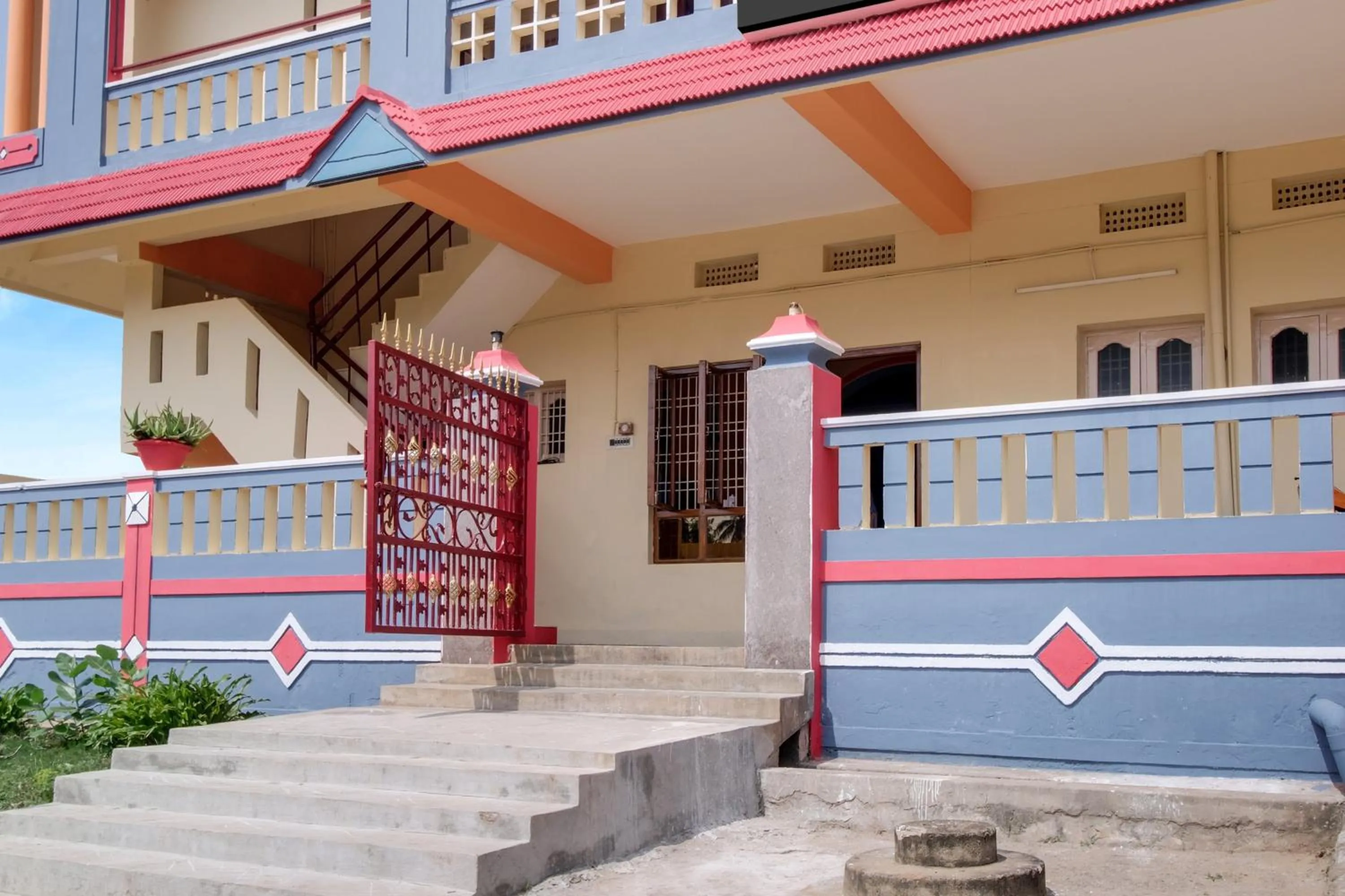 Facade/entrance in Hotel O Guest Inn 2