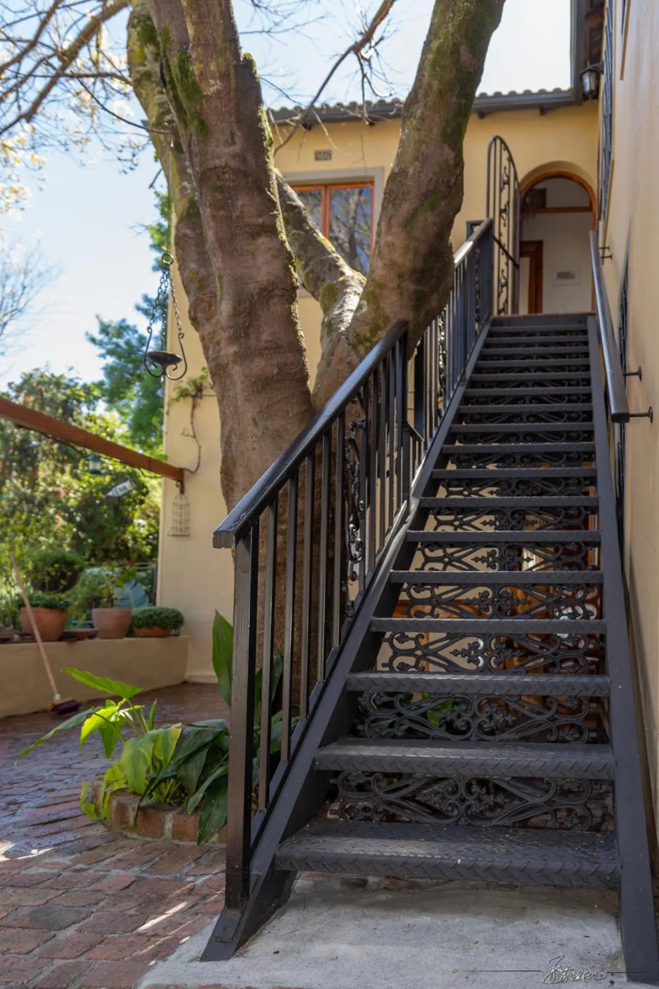 Facade/entrance in 10 Alexander B&B