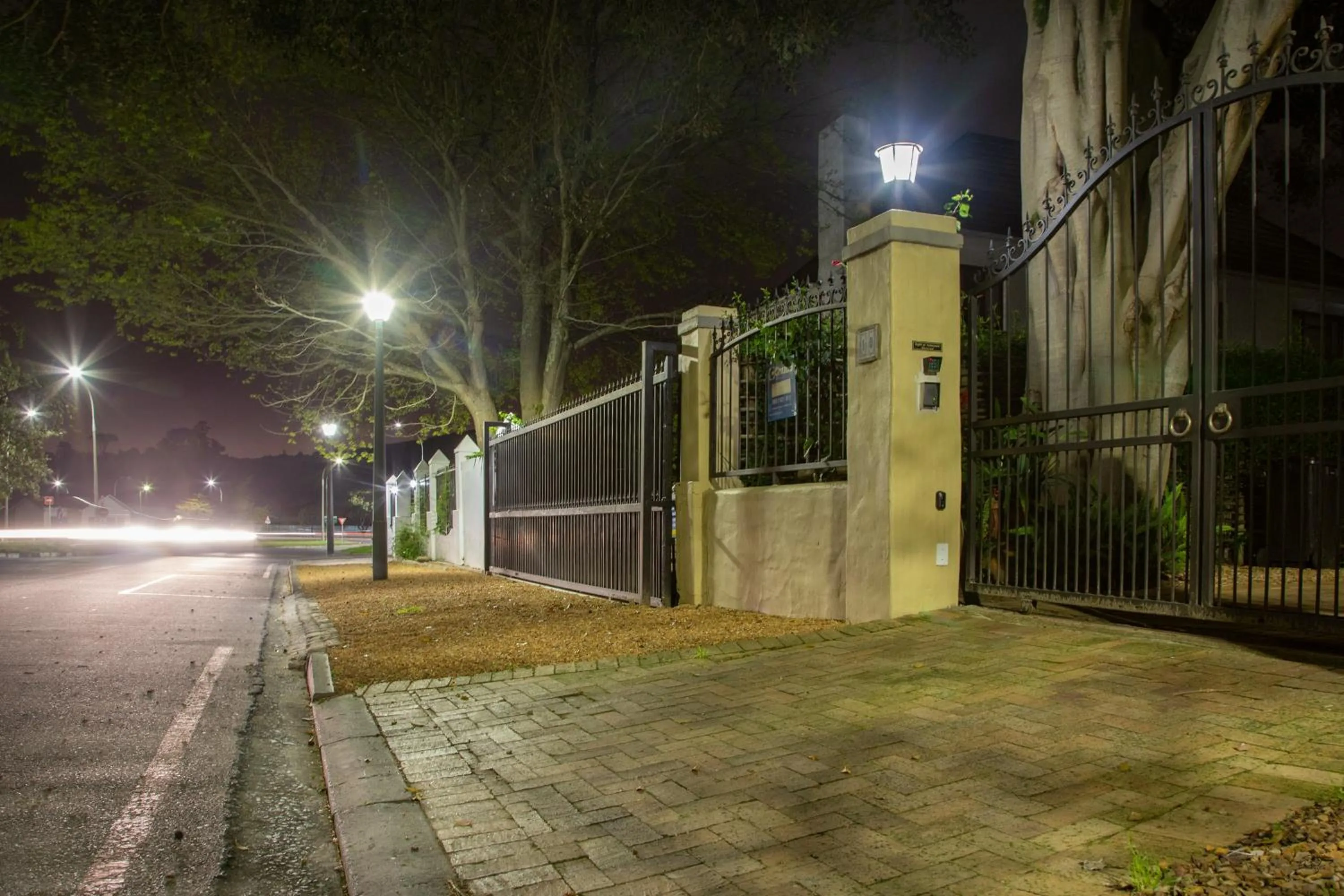 Facade/entrance in 10 Alexander B&B