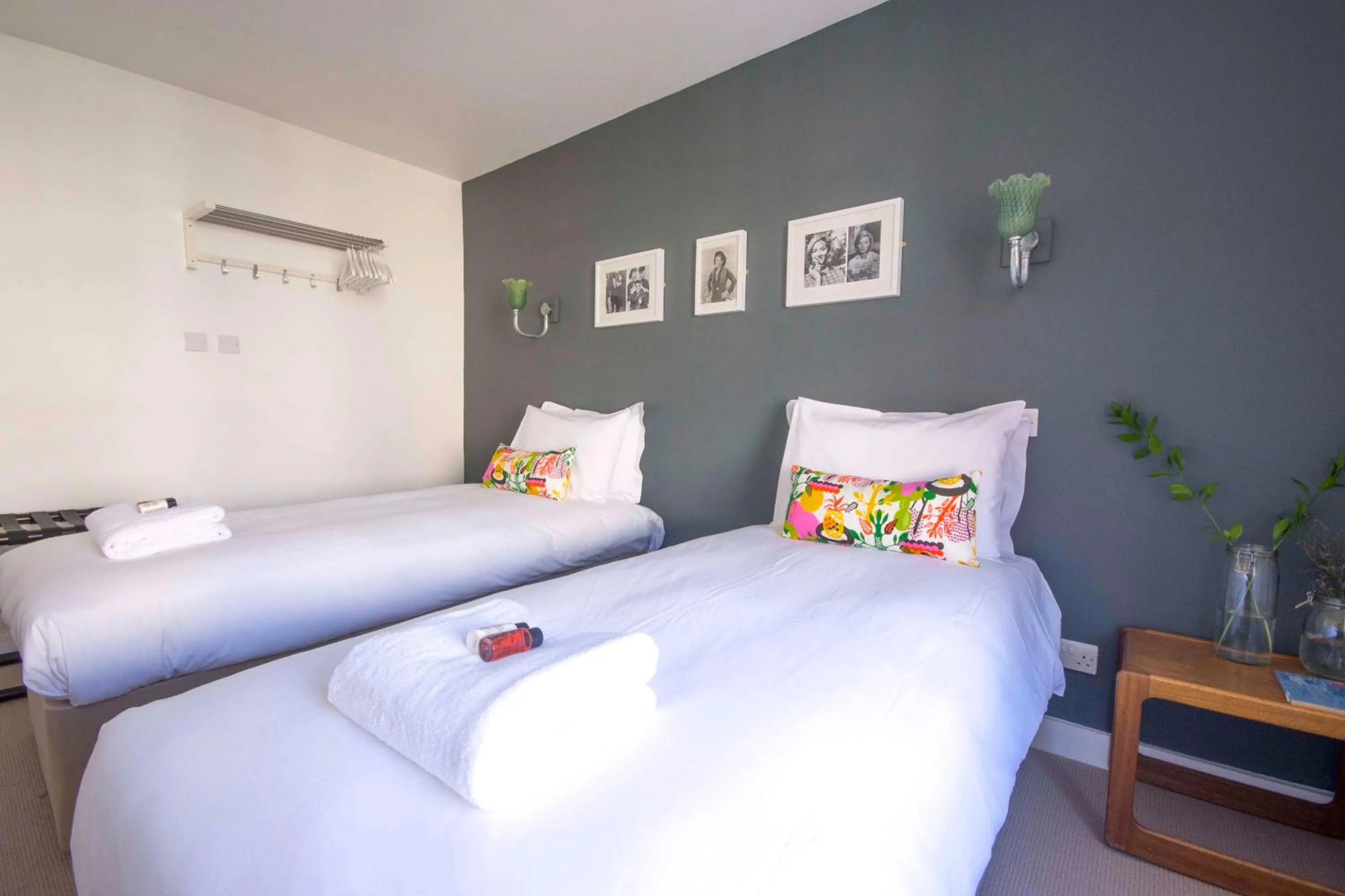 Photo of the whole room, Bed in Dog and Whistle Pub