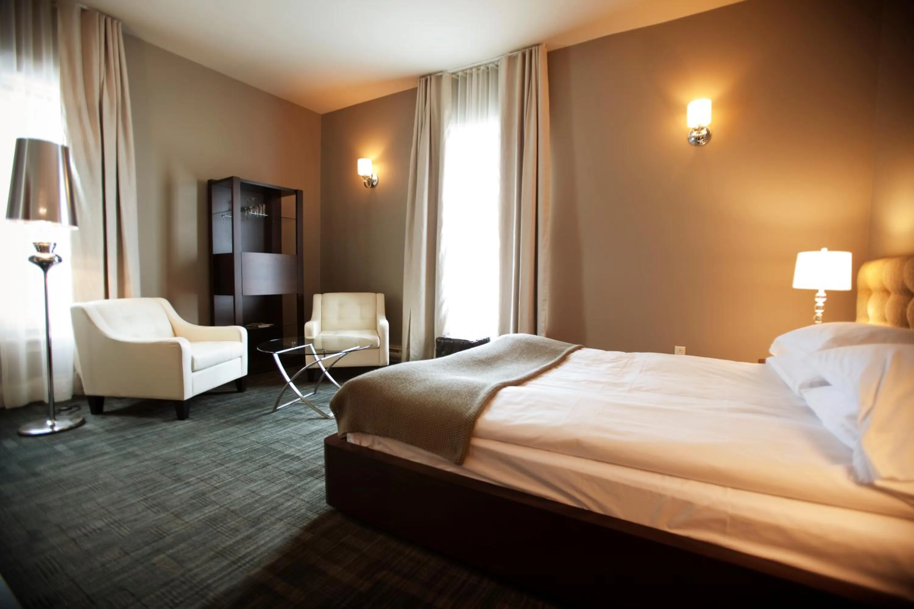 Photo of the whole room, Bed in Le Pleasant Hôtel & Café