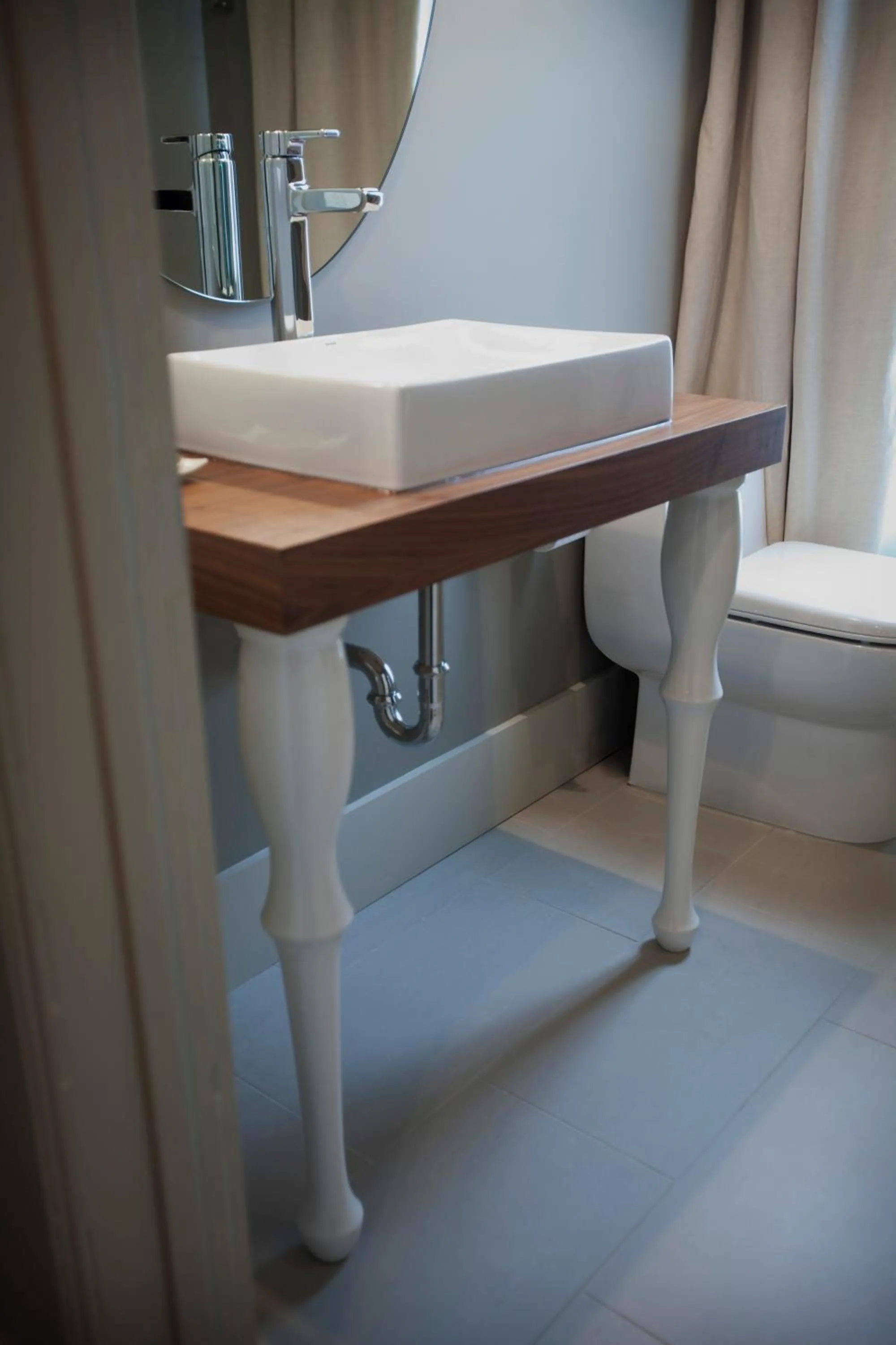 Bathroom in Le Pleasant Hôtel & Café