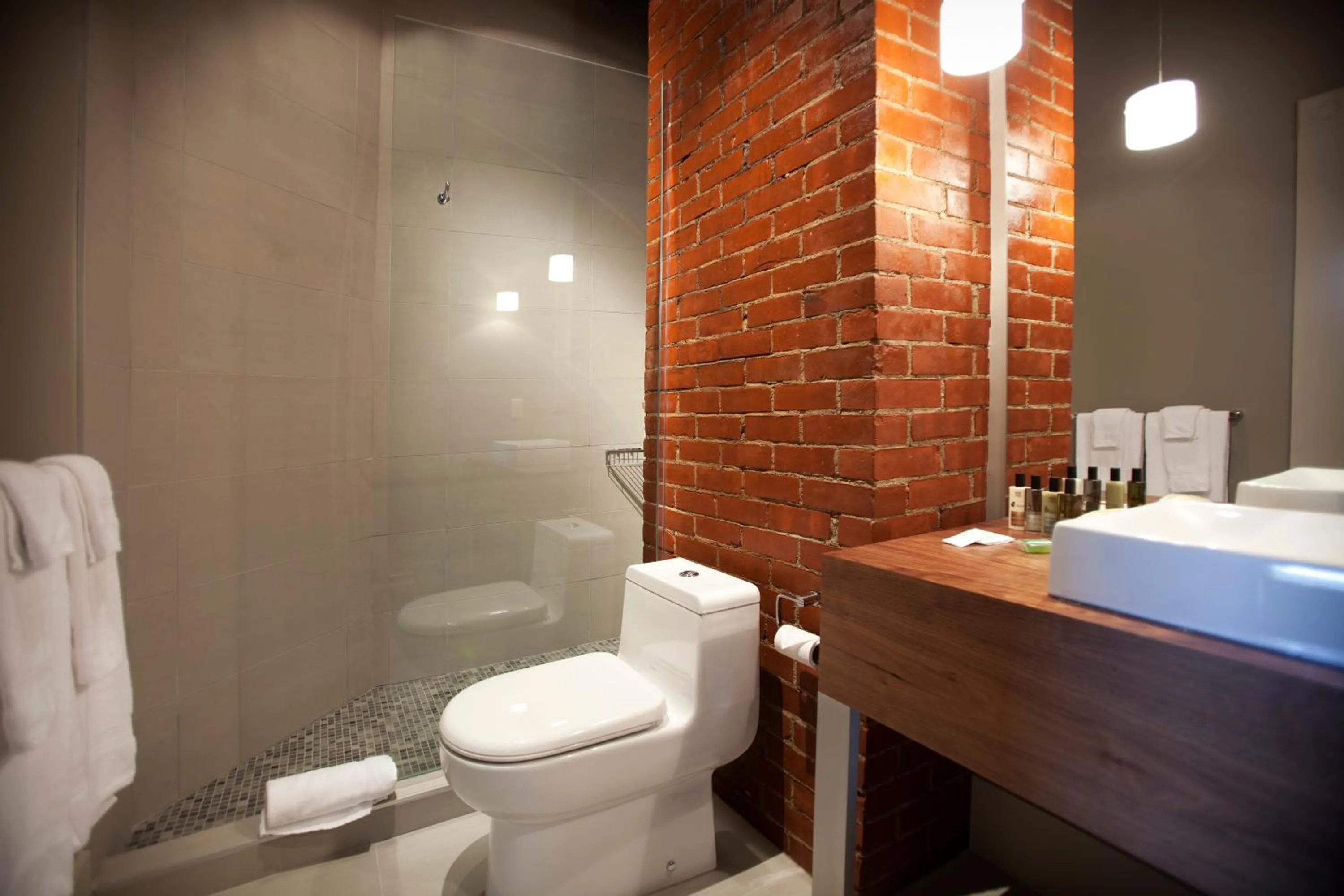 Bathroom in Le Pleasant Hôtel & Café