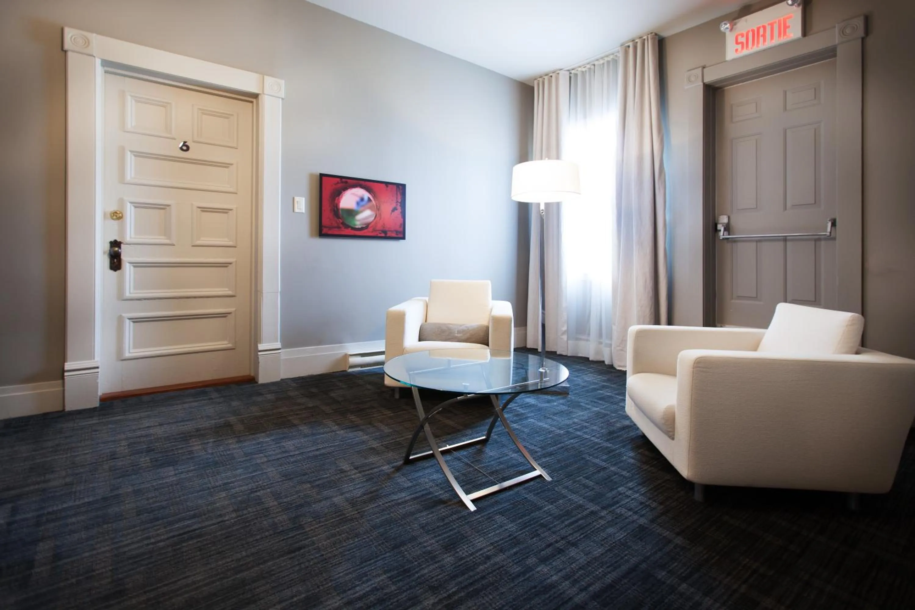 Seating area in Le Pleasant Hôtel & Café