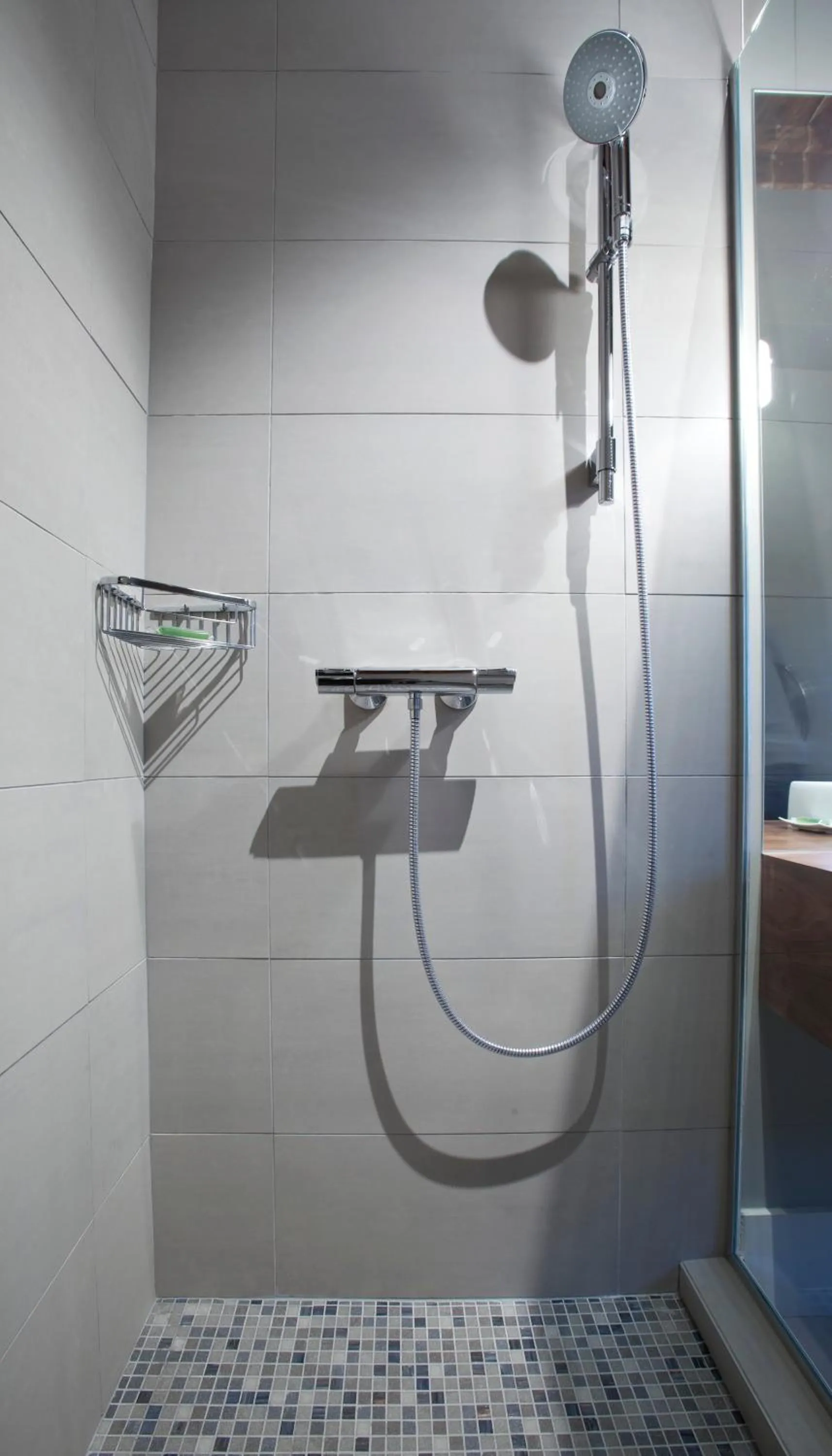 Shower in Le Pleasant Hôtel & Café