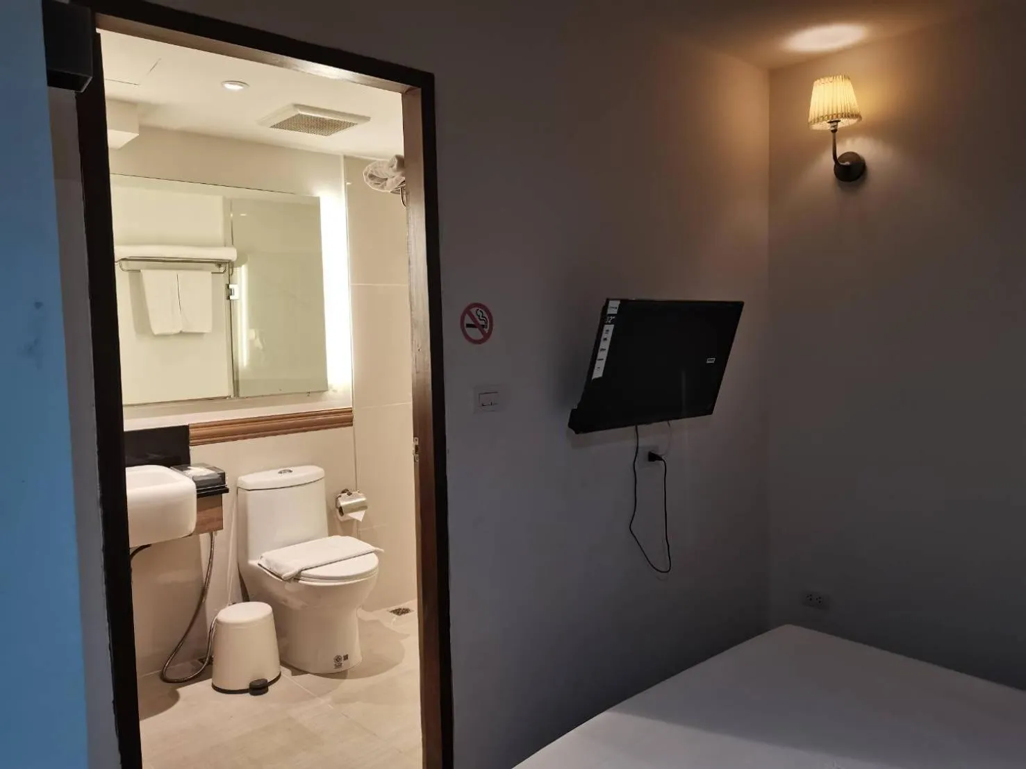 Toilet in The poshtel Bangkok By Benya