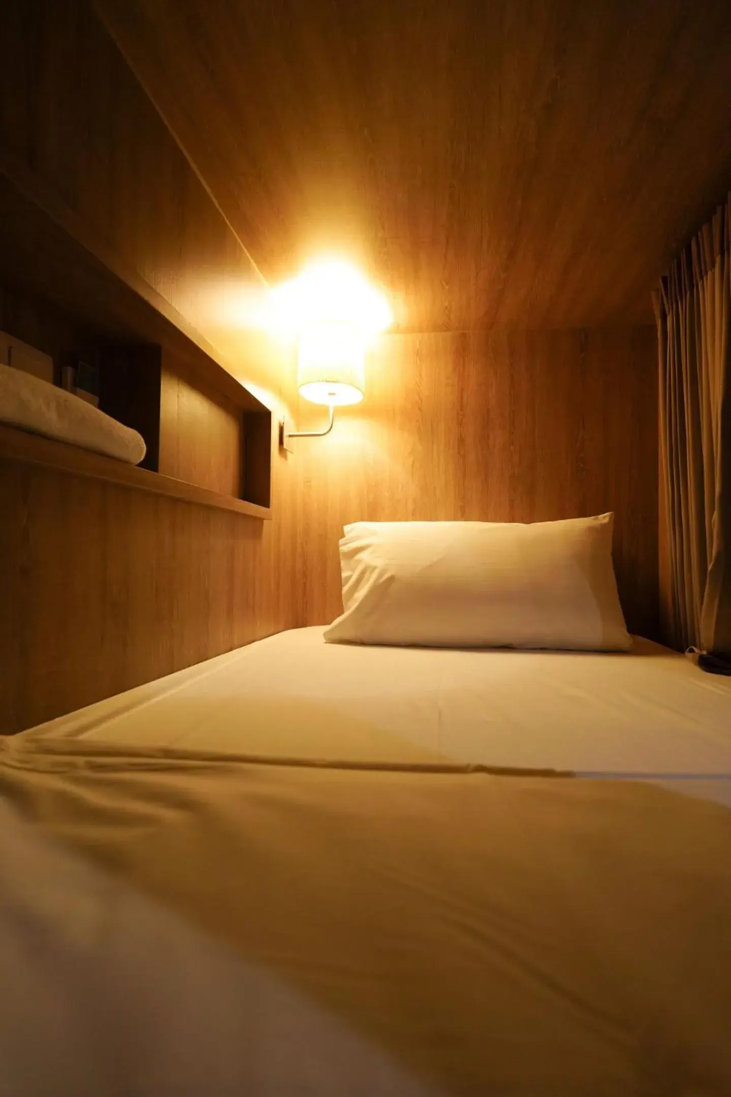 Bed in 10-Bed Mixed Dormitory Room in The poshtel Bangkok By Benya Bed in 10-Bed Mixed Dormitory Room in The poshtel Bangkok By Benya