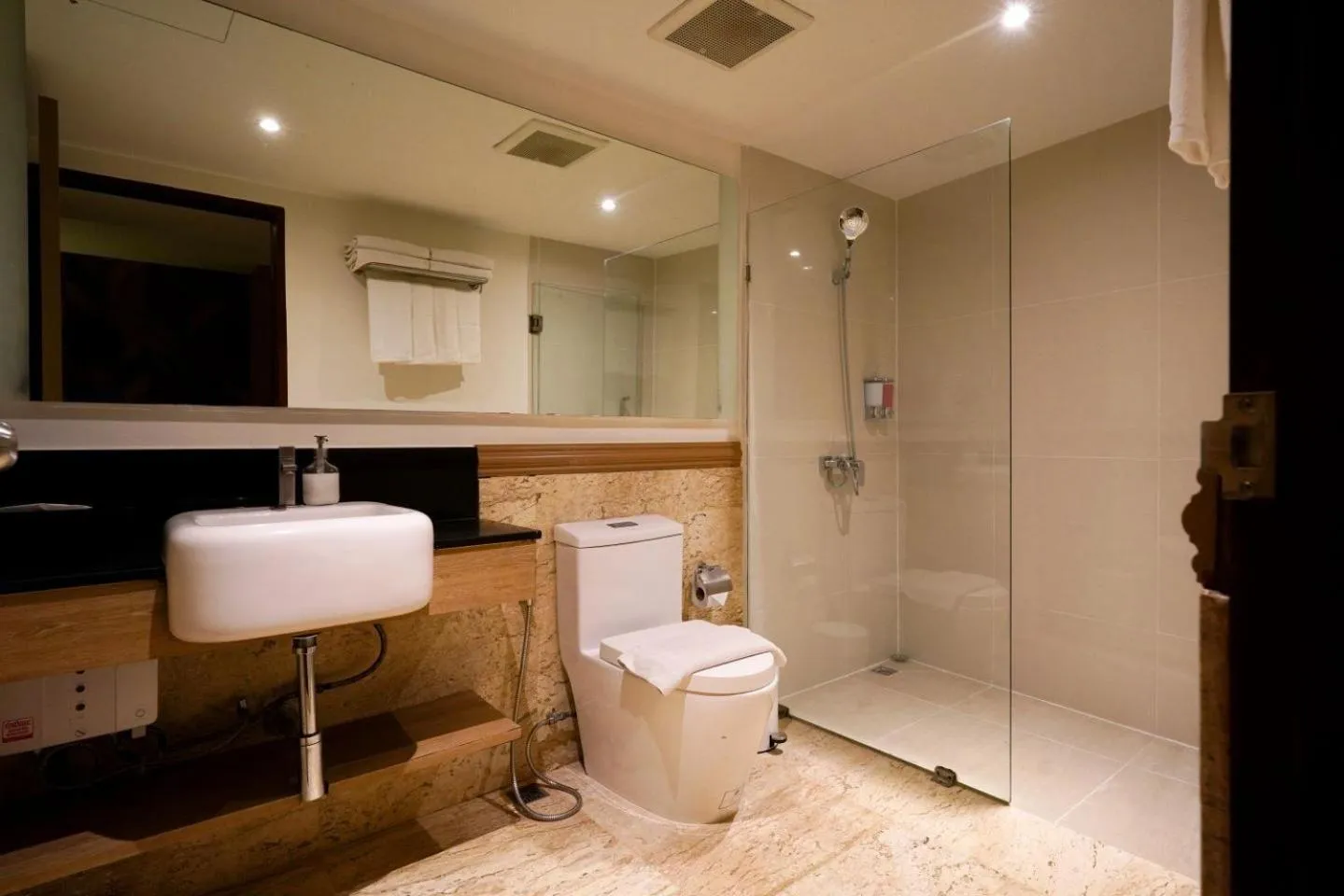 Bathroom in The poshtel Bangkok By Benya