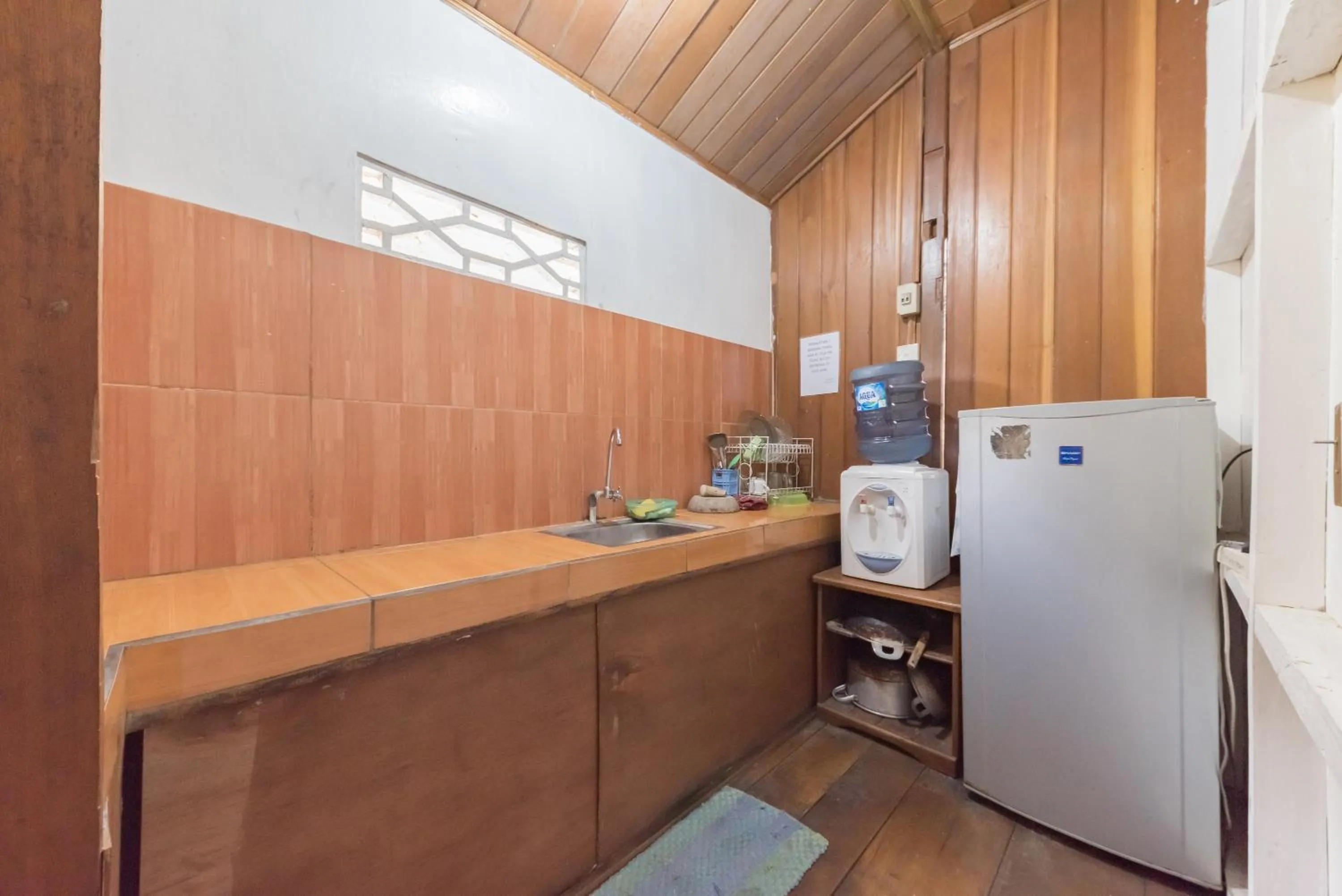 Kitchen or kitchenette in Urbanview Resort Anty Cisarua Tugu Puncak by RedDoorz