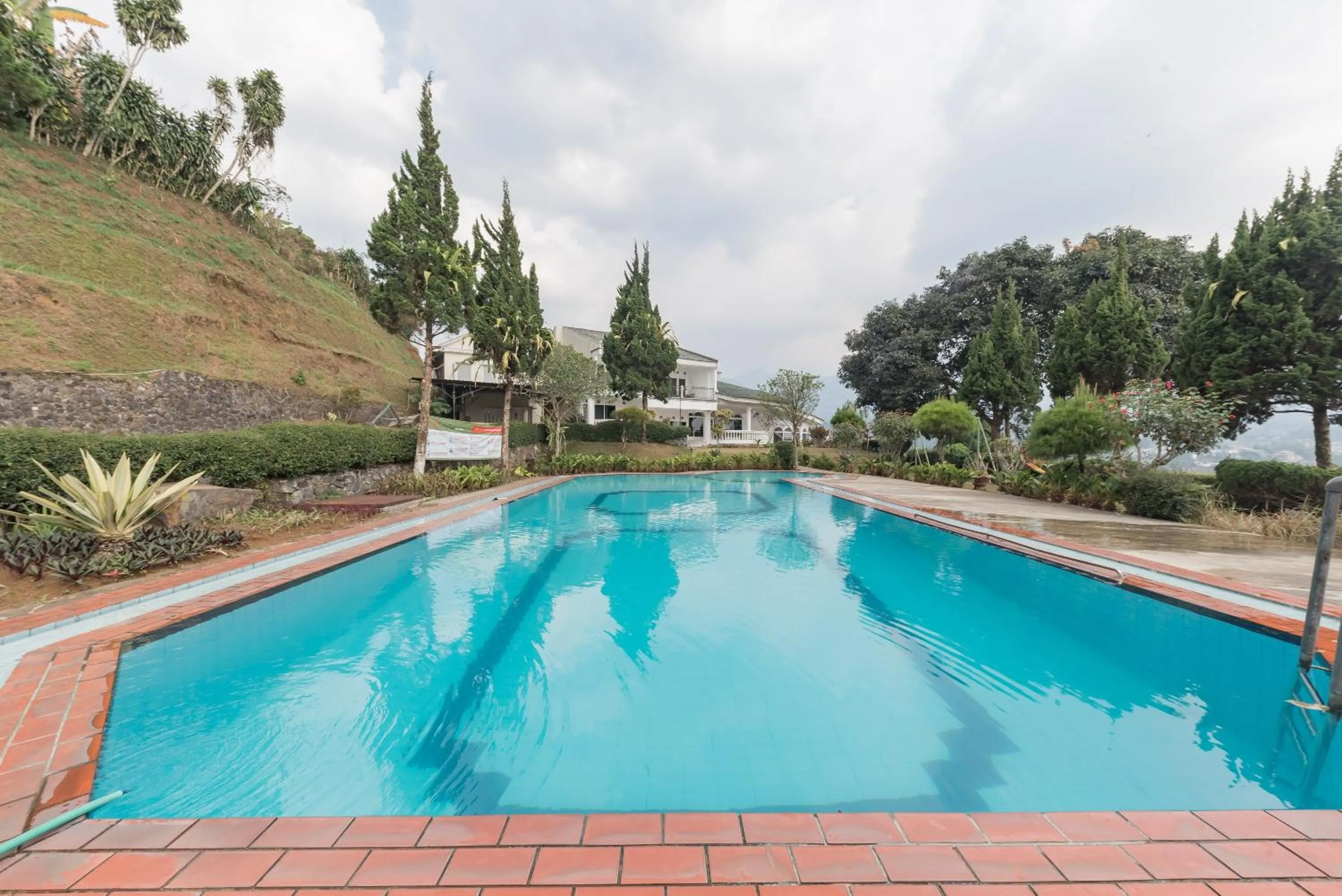Swimming pool in Urbanview Resort Anty Cisarua Tugu Puncak by RedDoorz