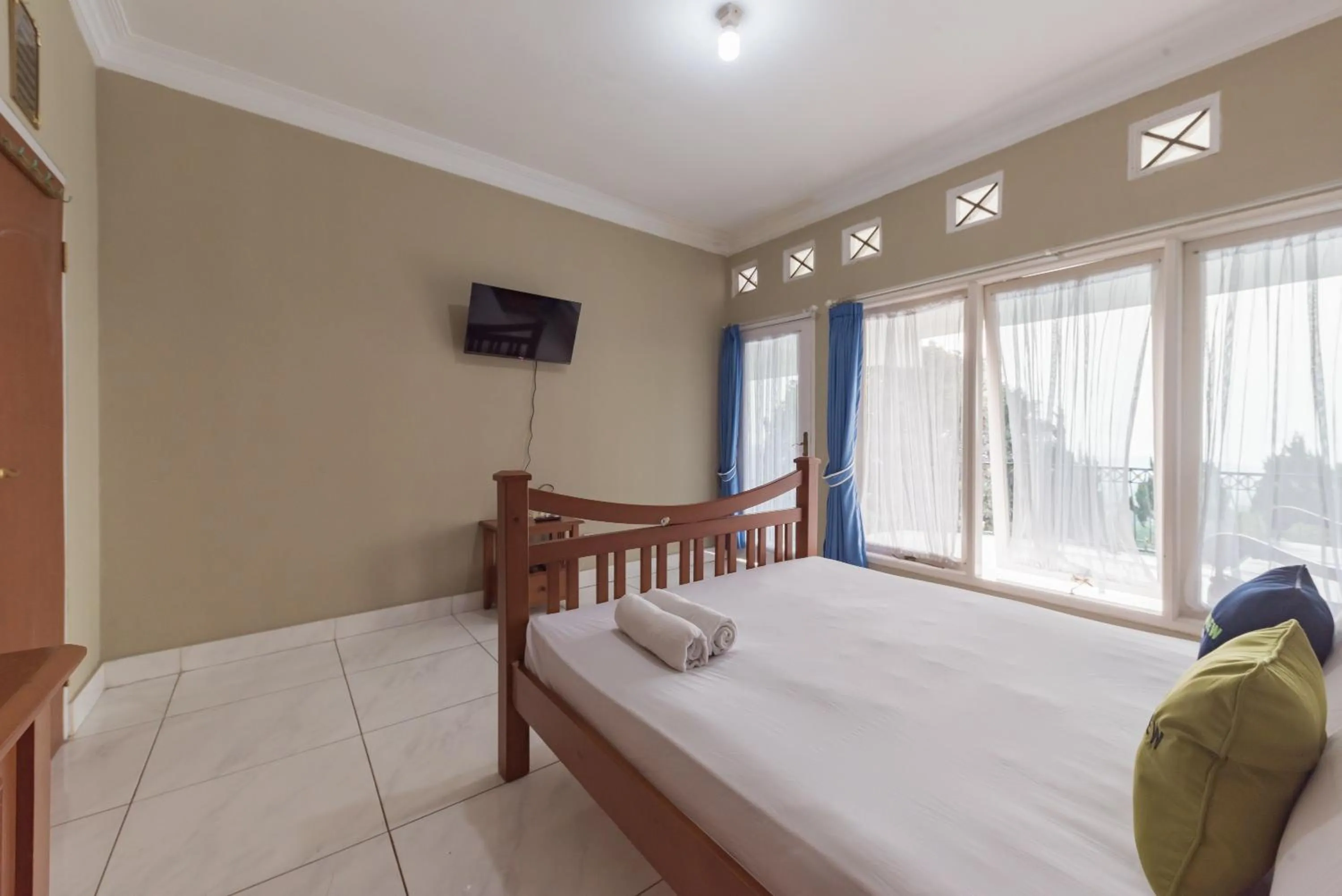 Bed in Urbanview Resort Anty Cisarua Tugu Puncak by RedDoorz