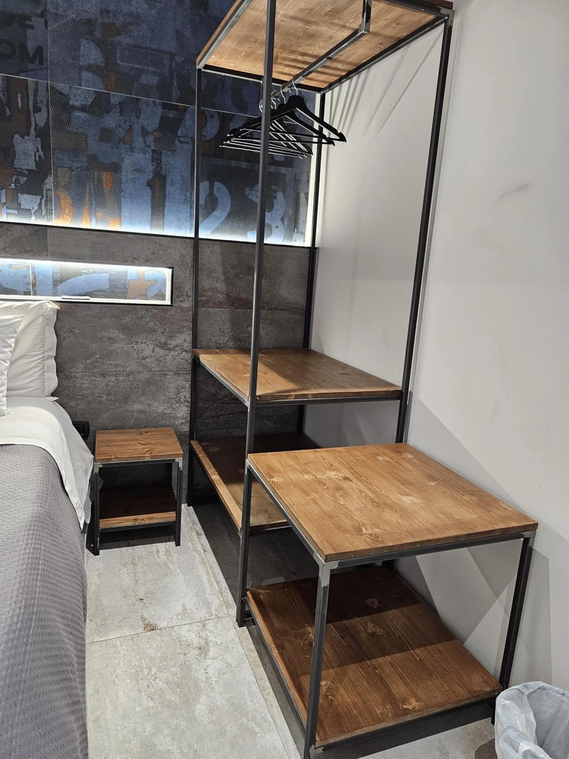 wardrobe, Bed in Binario1 Rooms