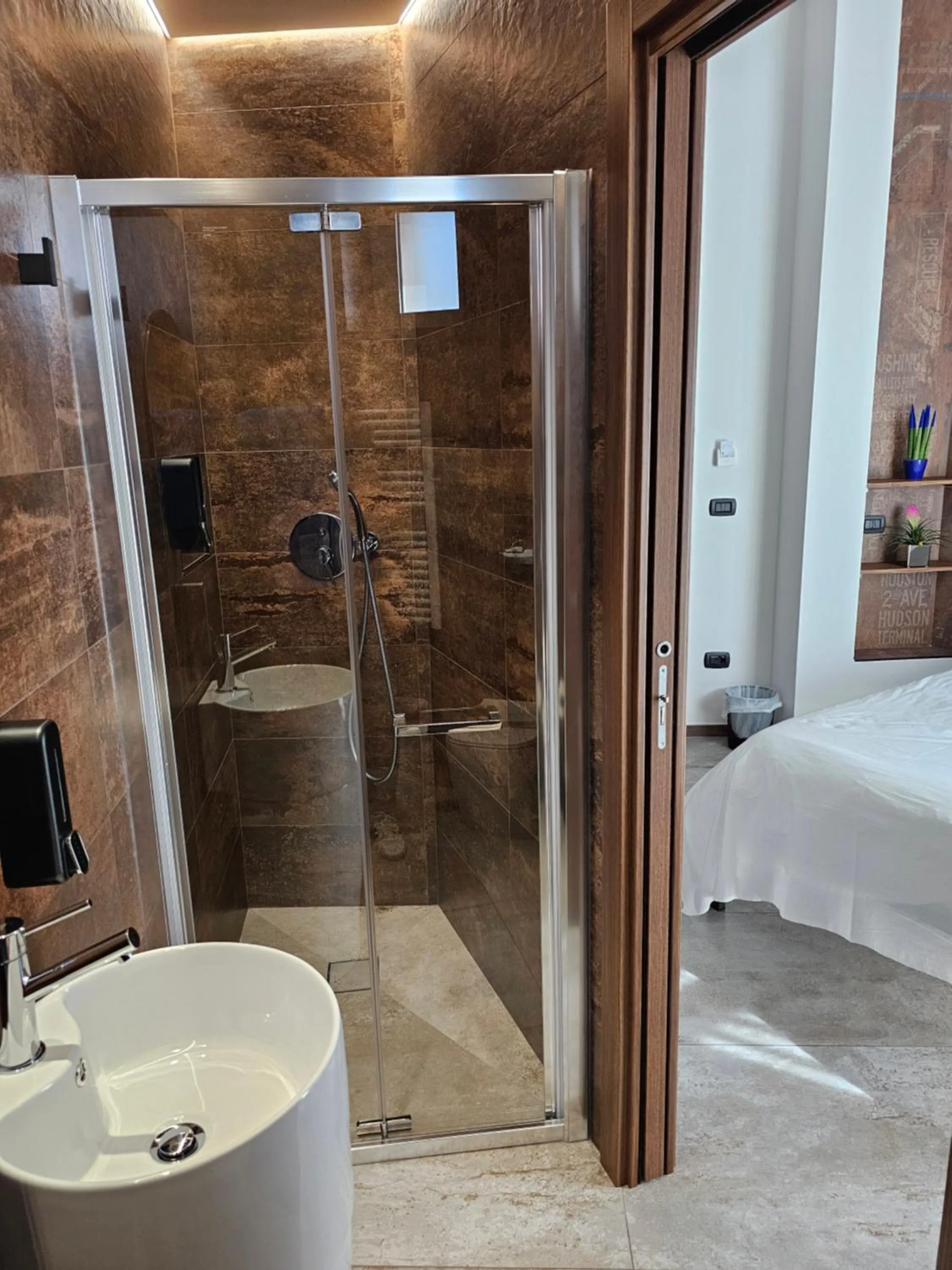 Shower in Binario1 Rooms