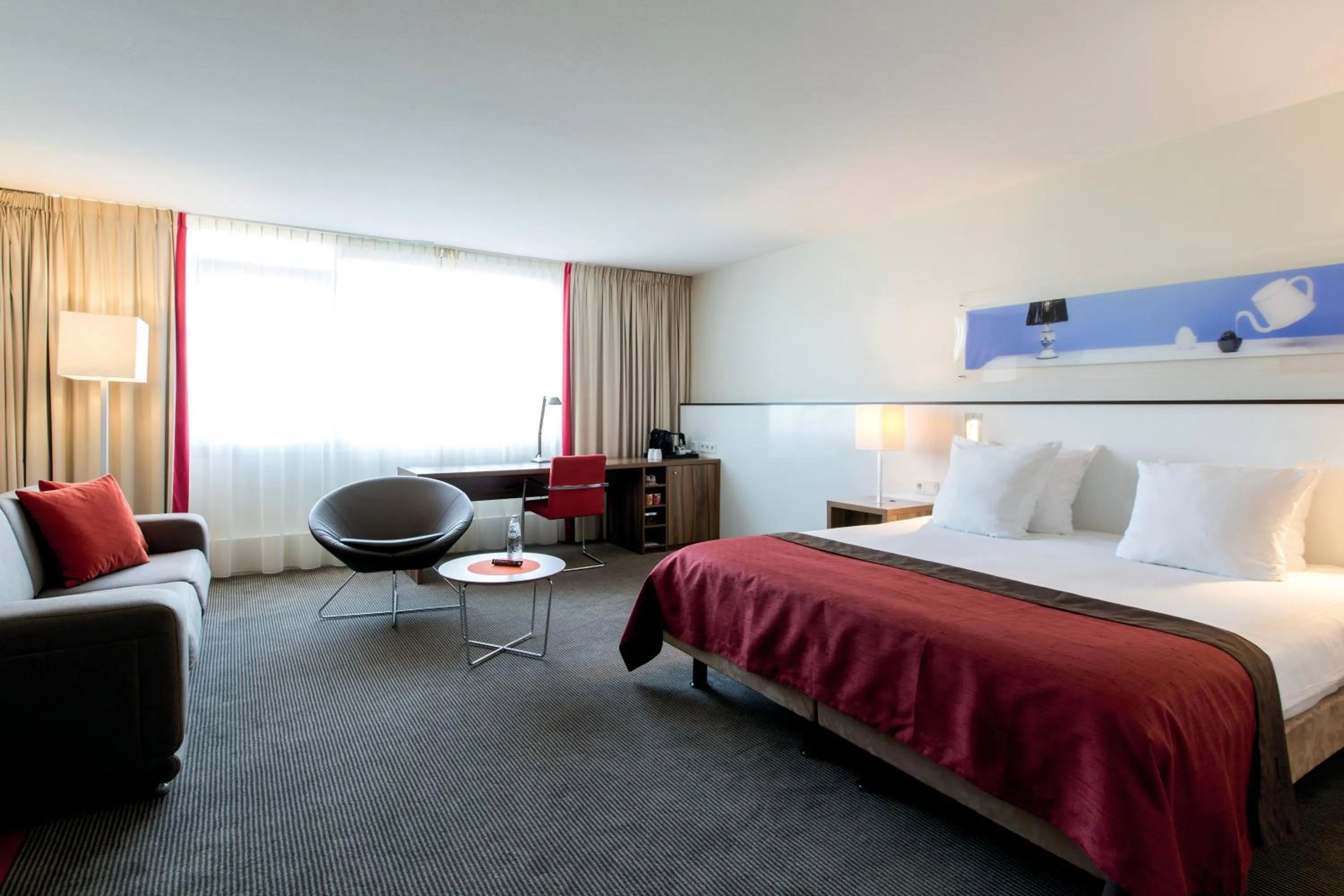 Photo of the whole room, Bed in Holiday Inn Eindhoven Centre by IHG