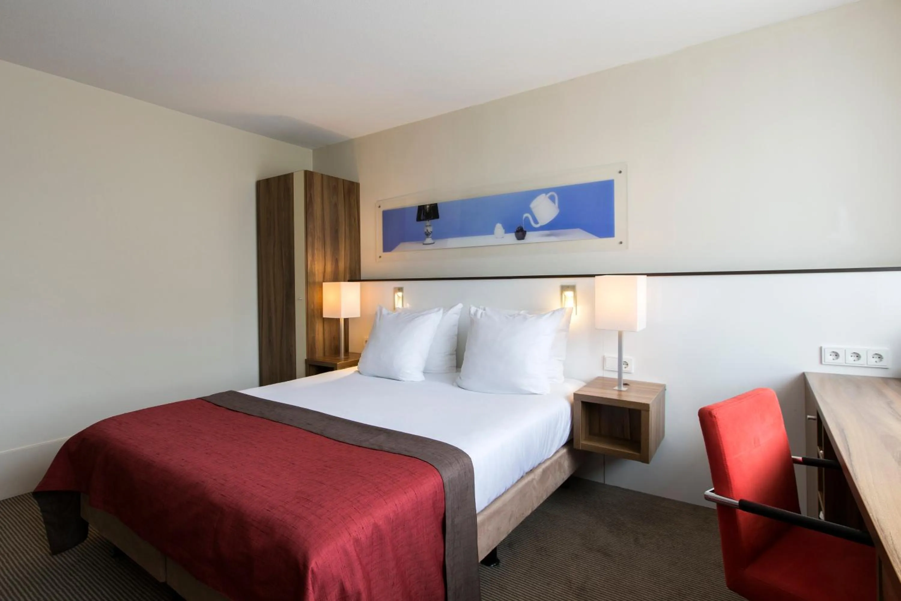 Photo of the whole room, Bed in Holiday Inn Eindhoven Centre by IHG