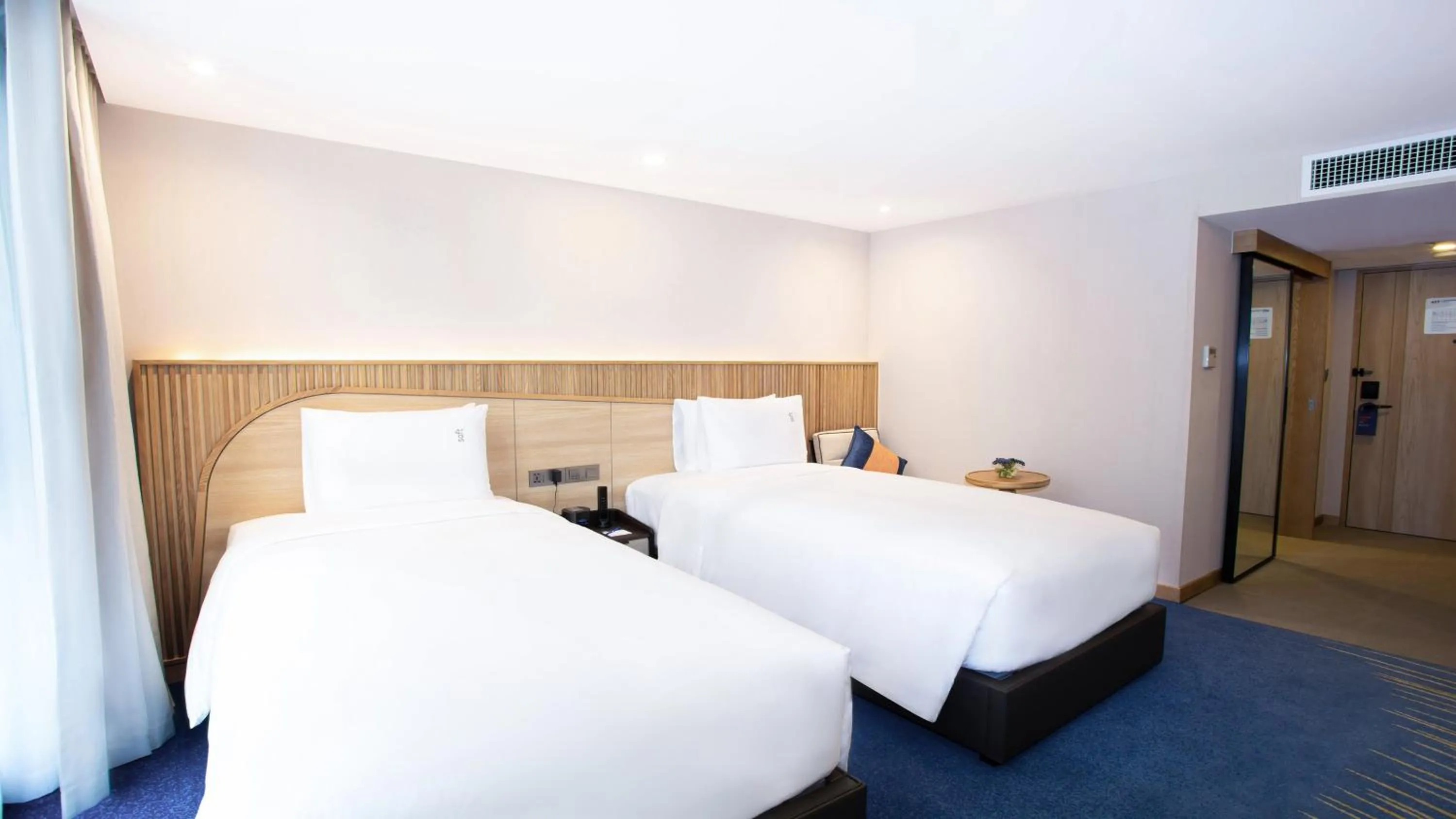Photo of the whole room, Bed in Holiday Inn Express & Suites Bangkok Central Pier by IHG