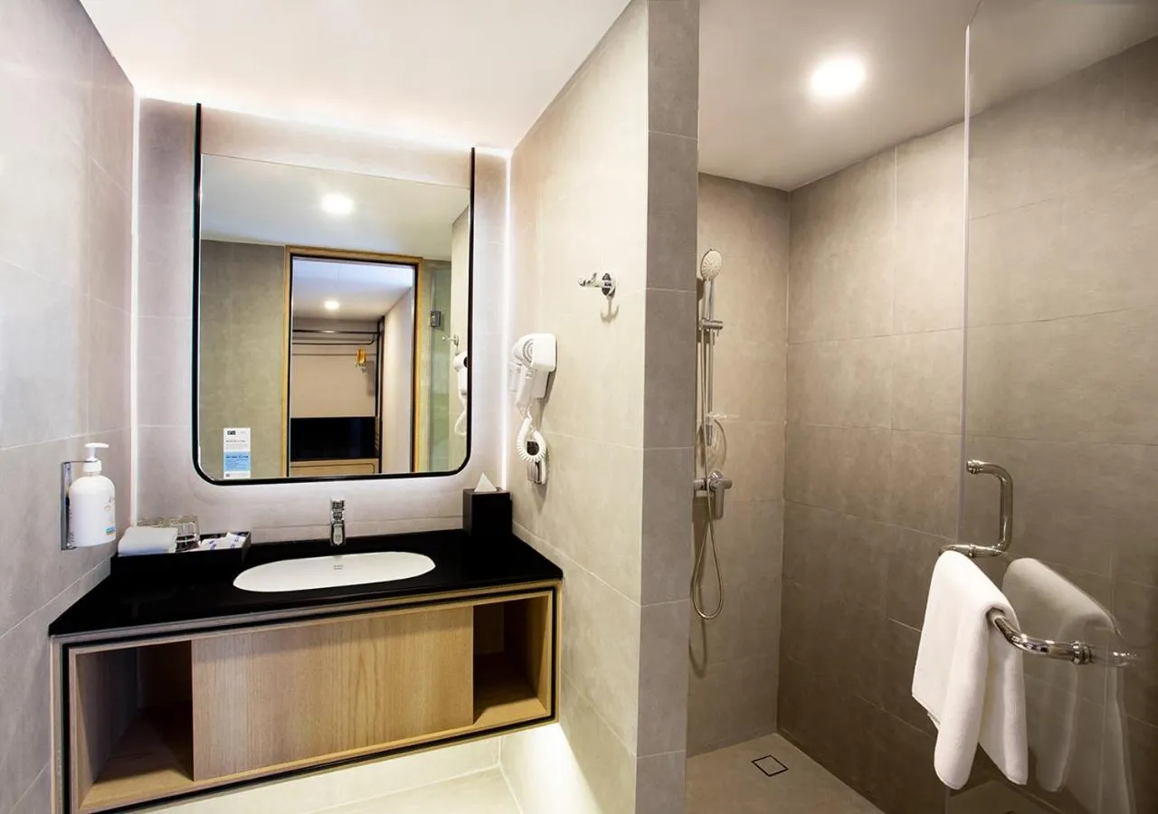 Bathroom in Holiday Inn Express & Suites Bangkok Central Pier by IHG