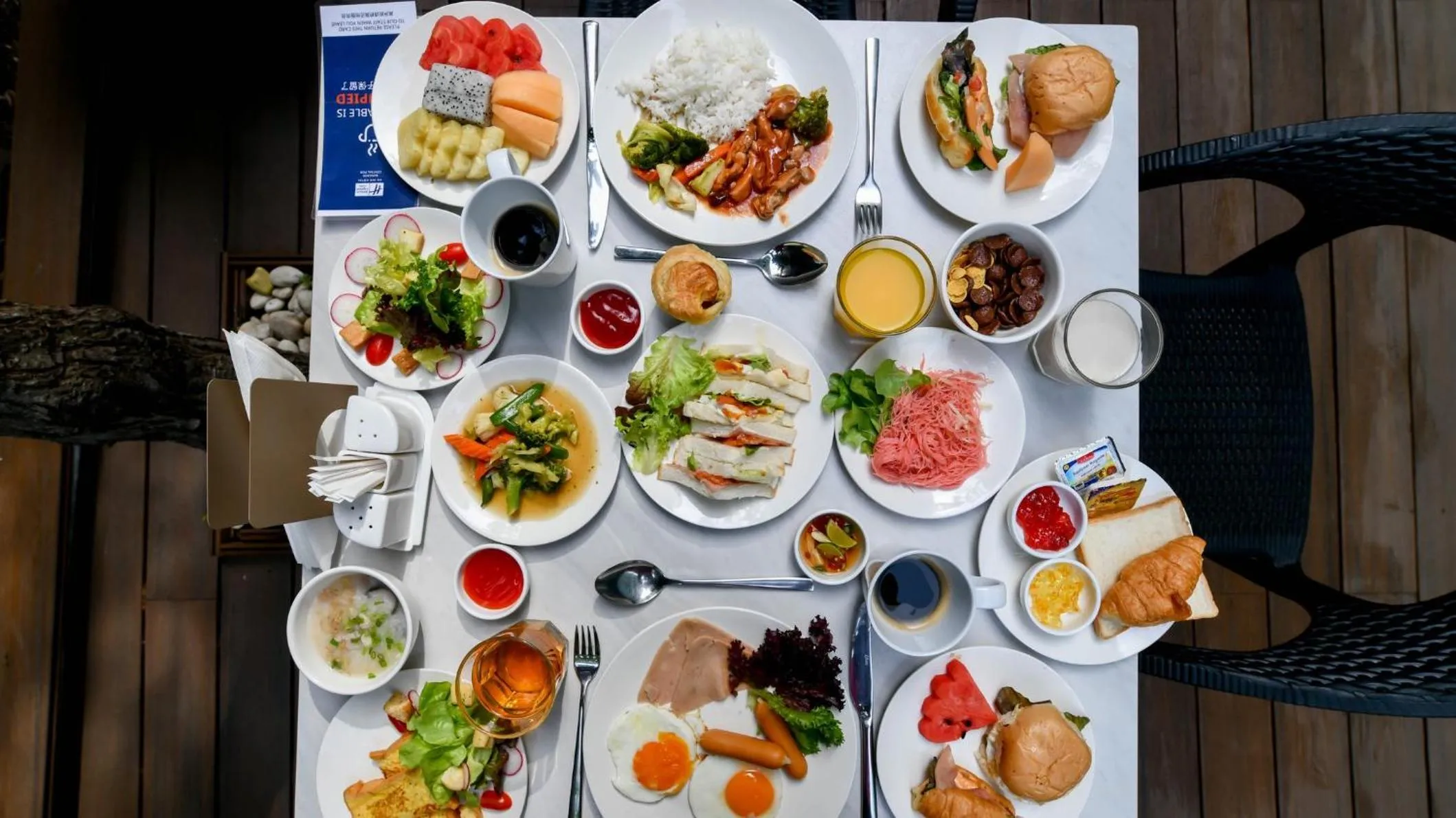 Restaurant/places to eat in Holiday Inn Express & Suites Bangkok Central Pier by IHG