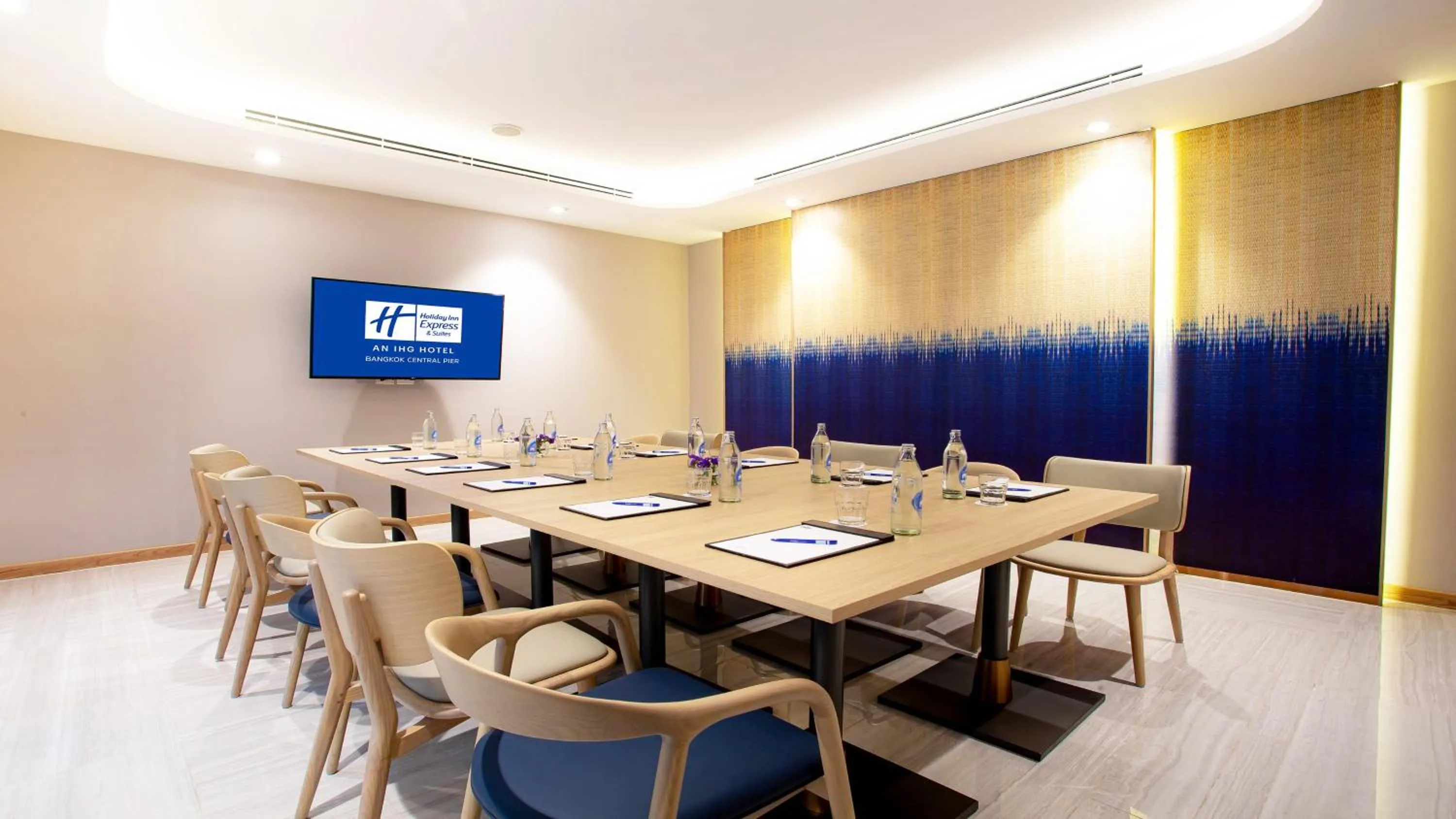 Meeting/conference room in Holiday Inn Express & Suites Bangkok Central Pier by IHG