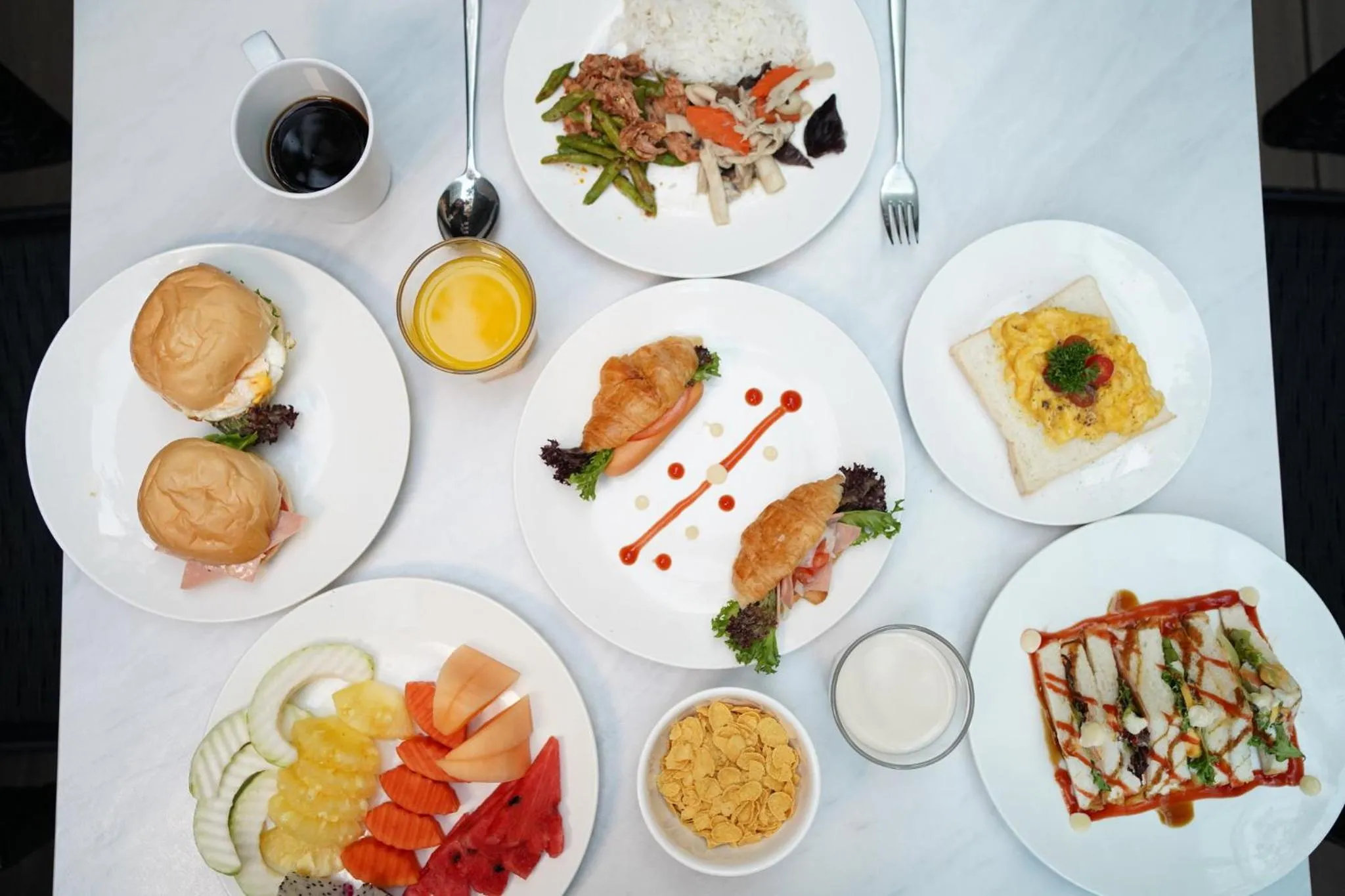 Restaurant/places to eat in Holiday Inn Express & Suites Bangkok Central Pier by IHG