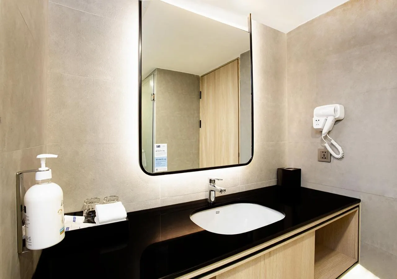 Bathroom in Holiday Inn Express & Suites Bangkok Central Pier by IHG