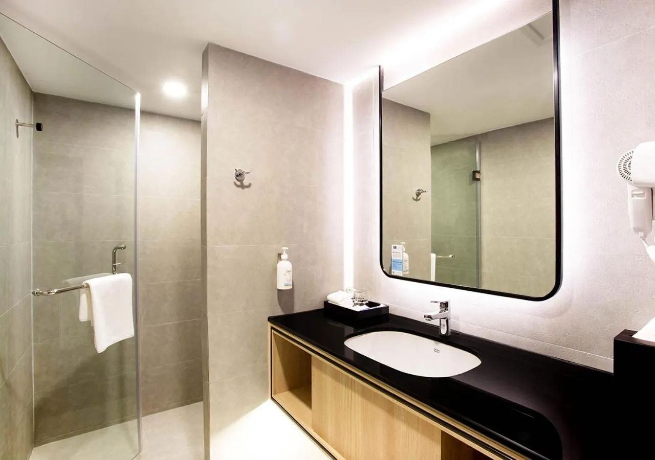 Bathroom in Holiday Inn Express & Suites Bangkok Central Pier by IHG