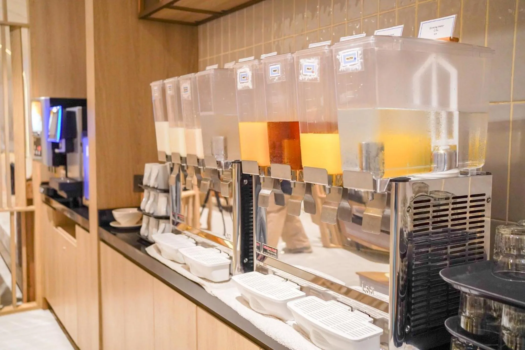 Restaurant/places to eat in Holiday Inn Express & Suites Bangkok Central Pier by IHG