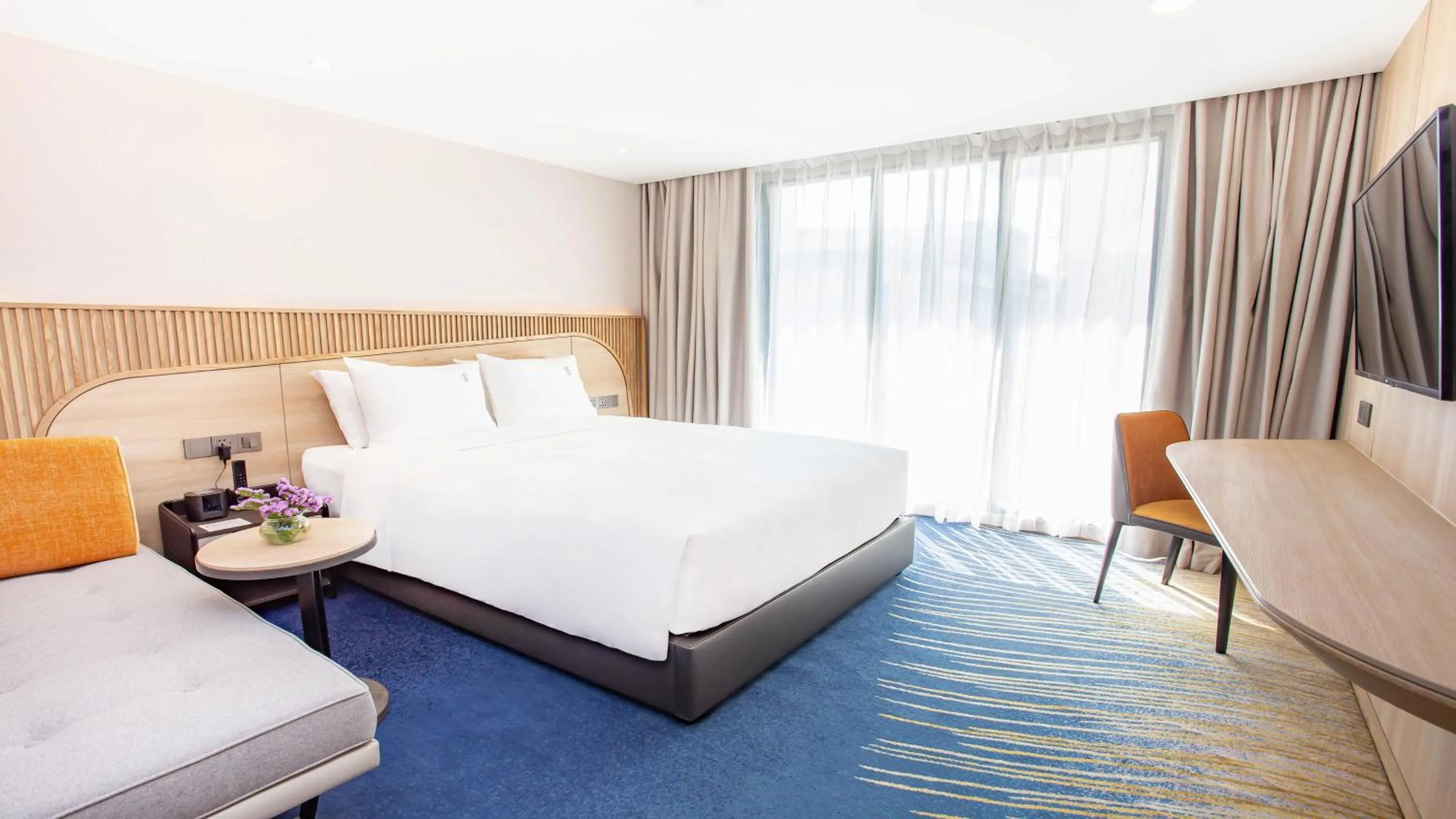 Photo of the whole room, Bed in Holiday Inn Express & Suites Bangkok Central Pier by IHG