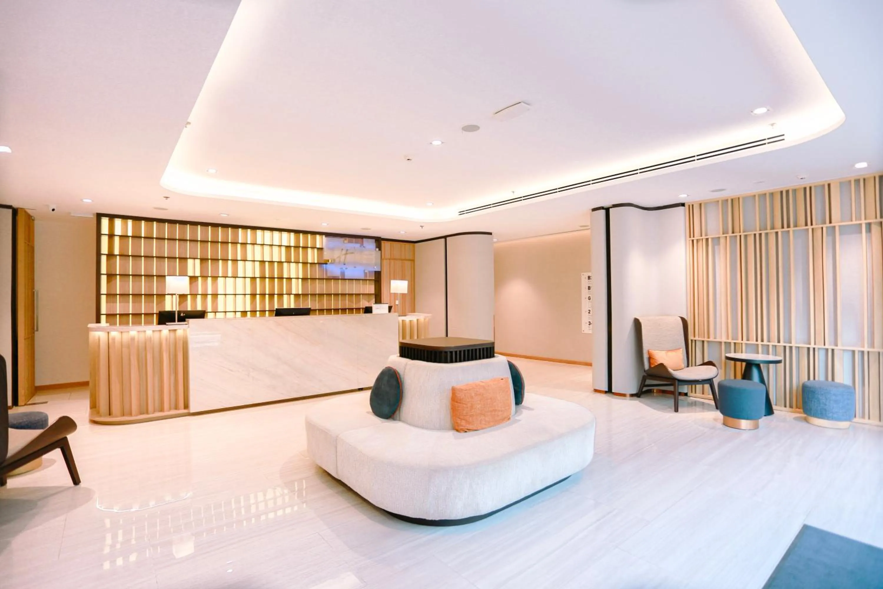 Lobby or reception in Holiday Inn Express & Suites Bangkok Central Pier by IHG
