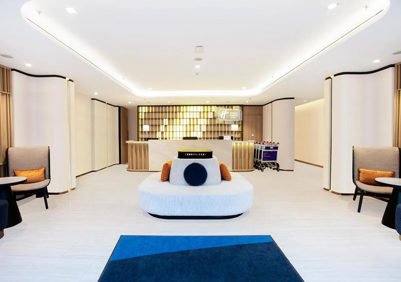 Lobby or reception in Holiday Inn Express & Suites Bangkok Central Pier by IHG
