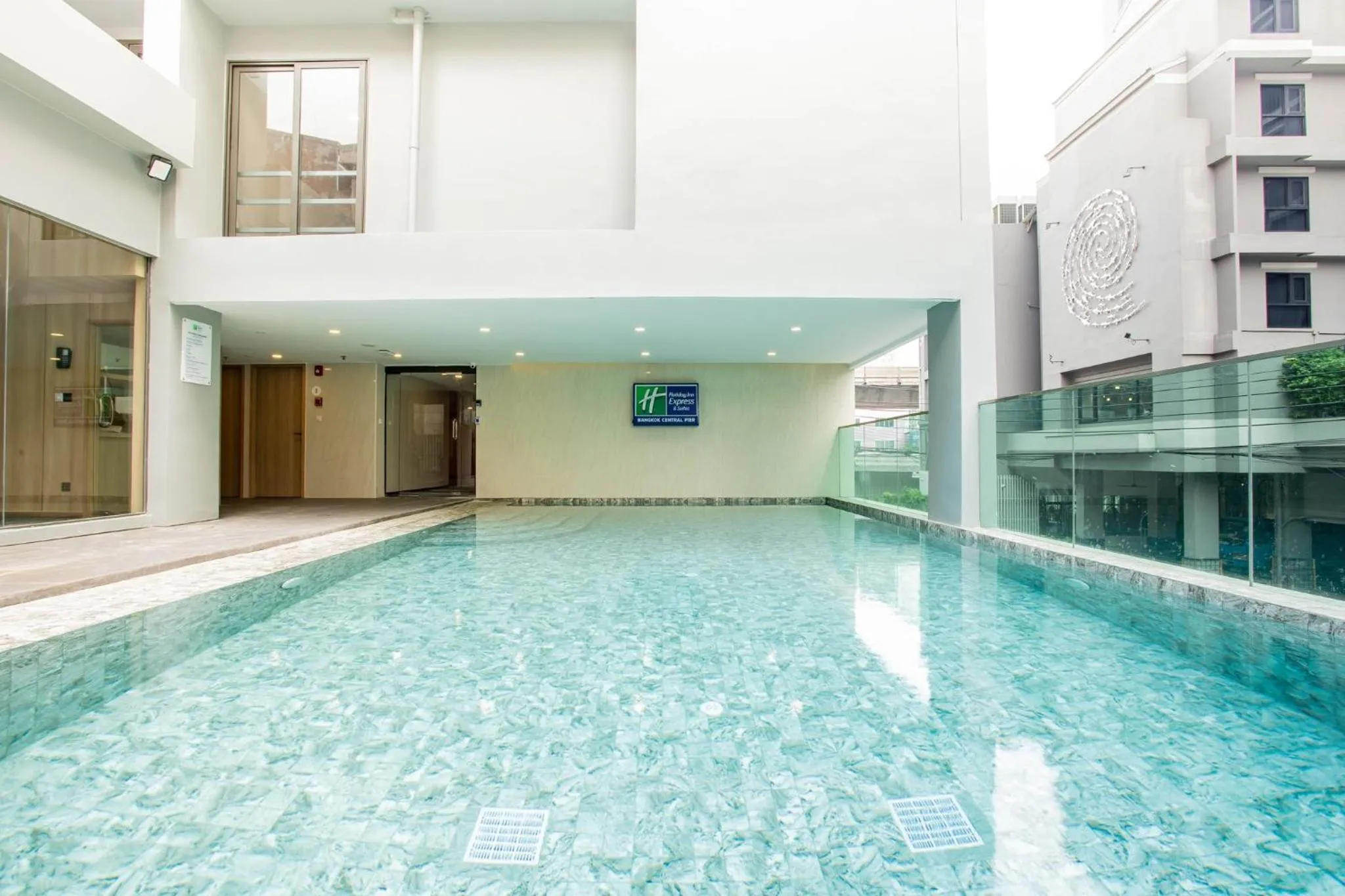 Swimming pool in Holiday Inn Express & Suites Bangkok Central Pier by IHG