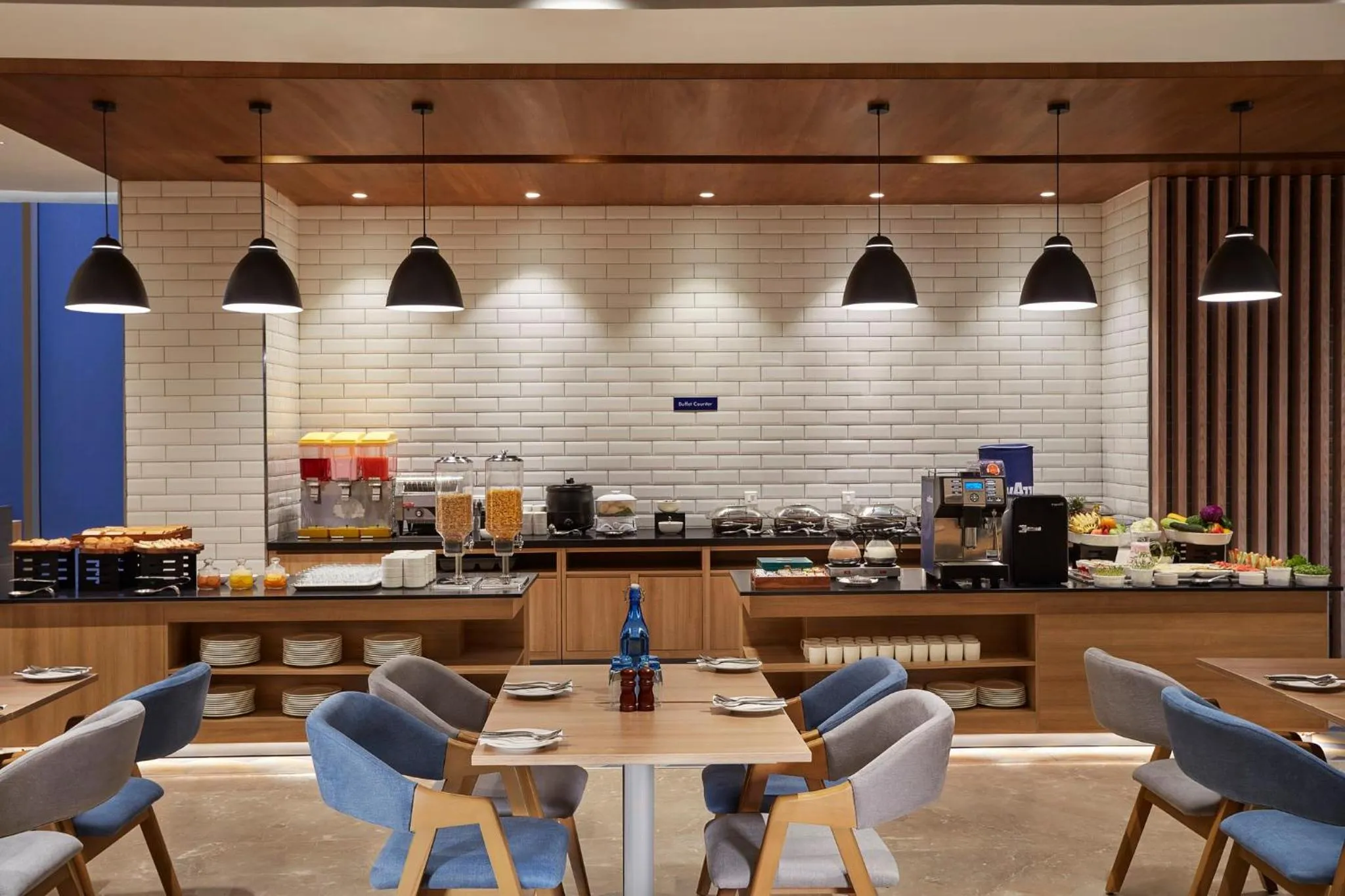 Restaurant/places to eat in Holiday Inn Express Bengaluru Bommasandra by IHG
