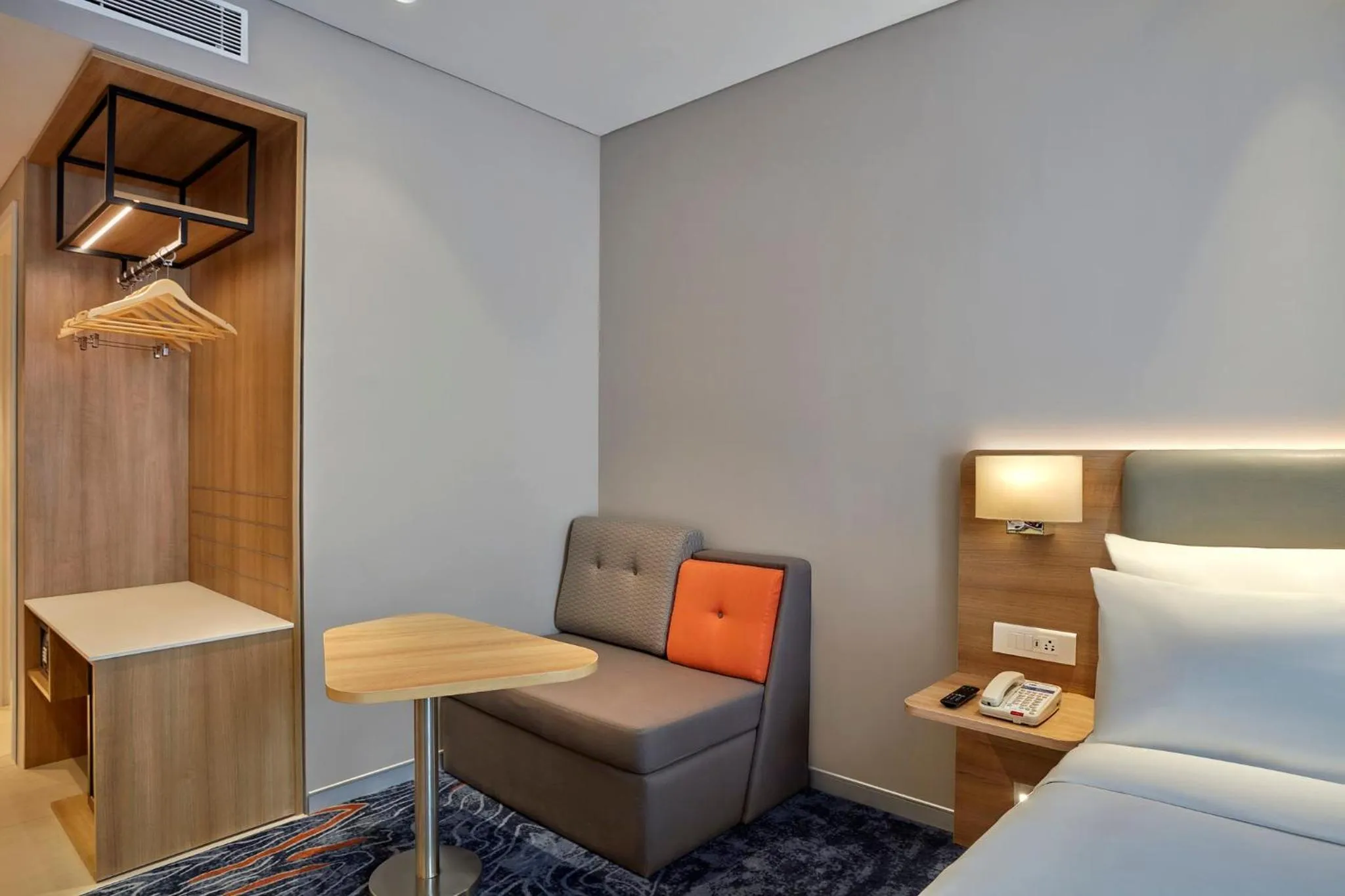 Photo of the whole room, Bed in Holiday Inn Express Bengaluru Bommasandra by IHG