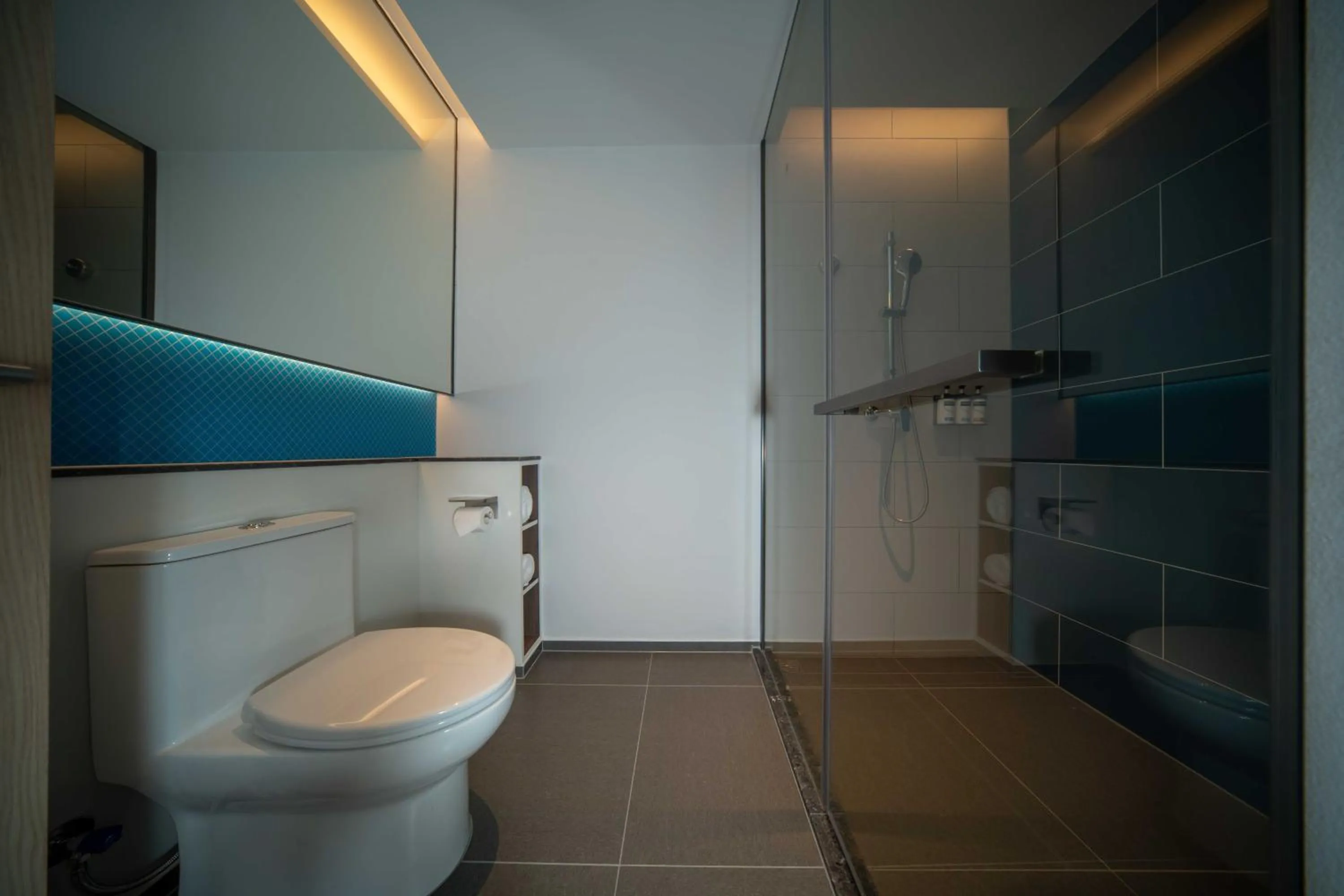 Toilet in Holiday Inn Express Shenzhen Guangming Cloud Park by IHG