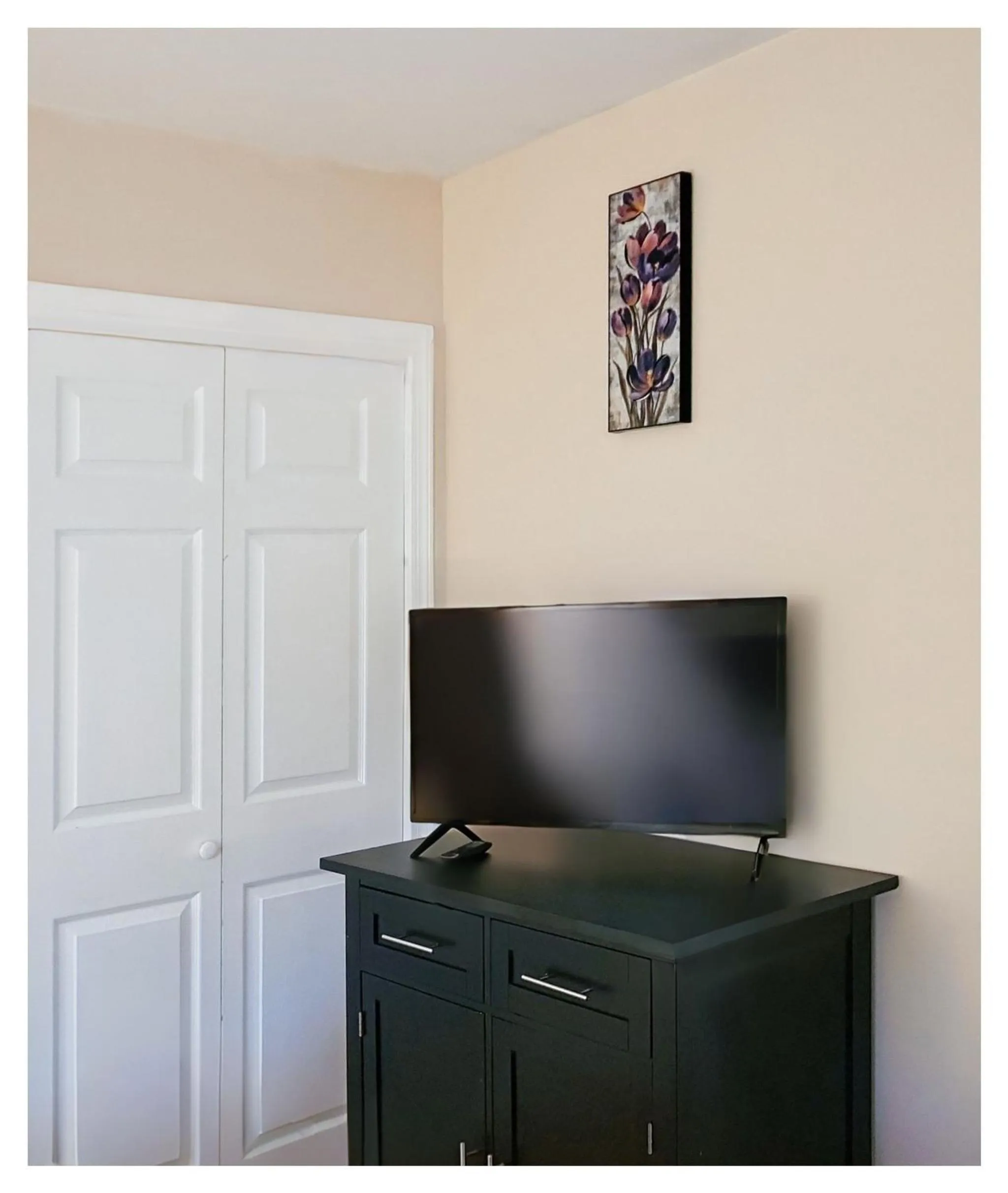 Communal lounge/ TV room in Modern Executive Master Bedroom