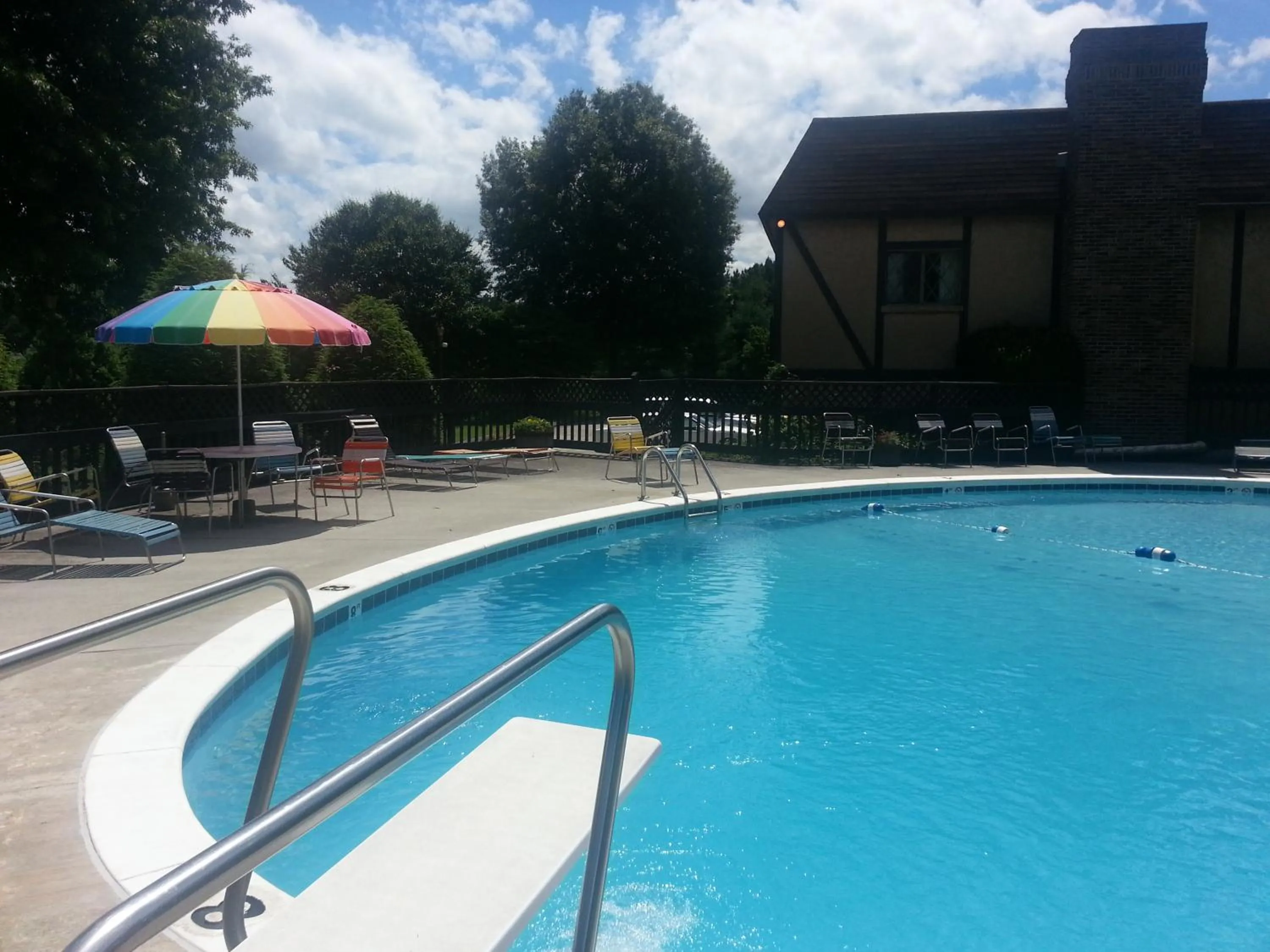 Swimming pool in Highland Manor Inn