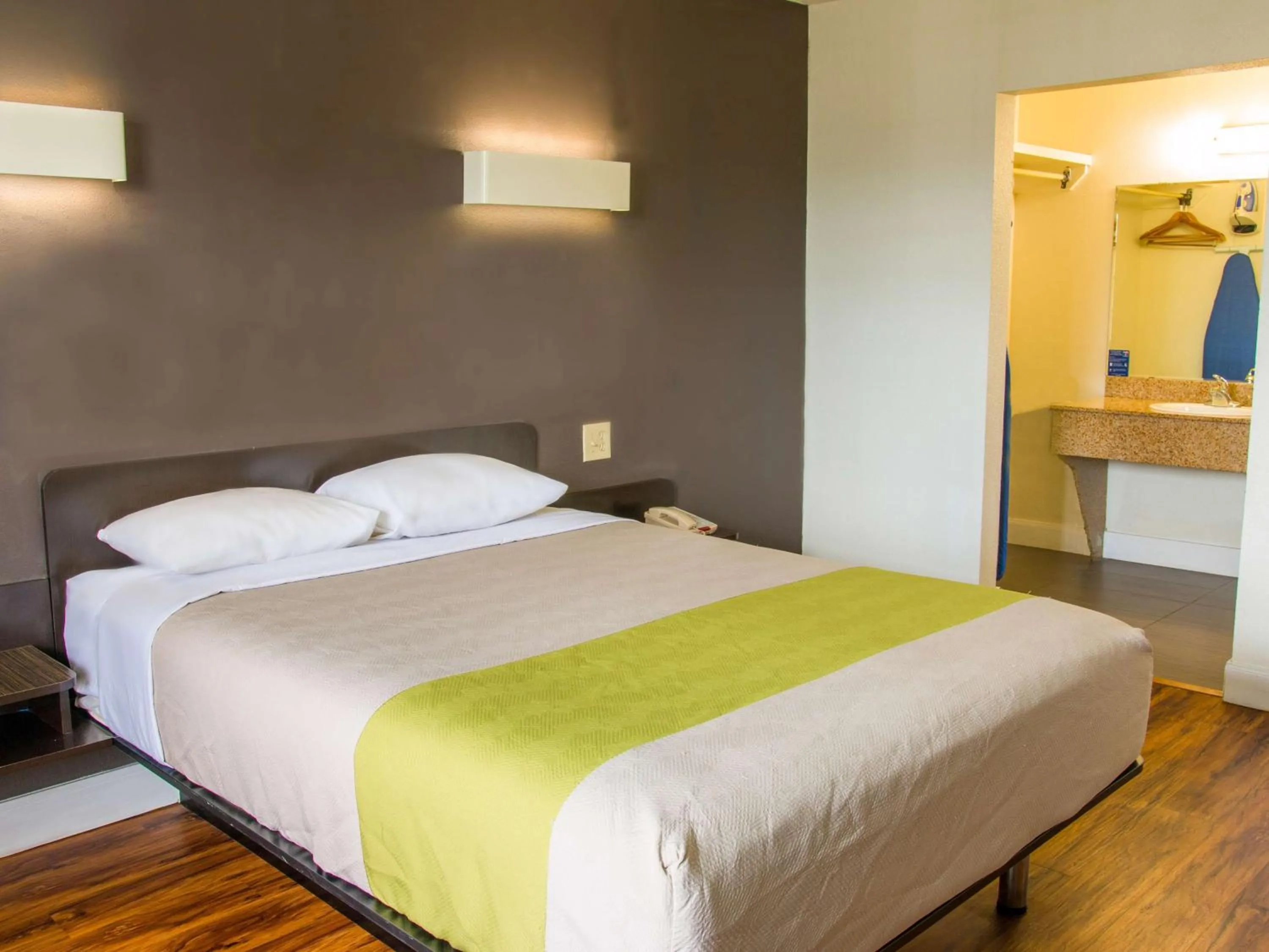 Photo of the whole room, Bed in Studio 6-San Antonio, TX - Lackland AFB