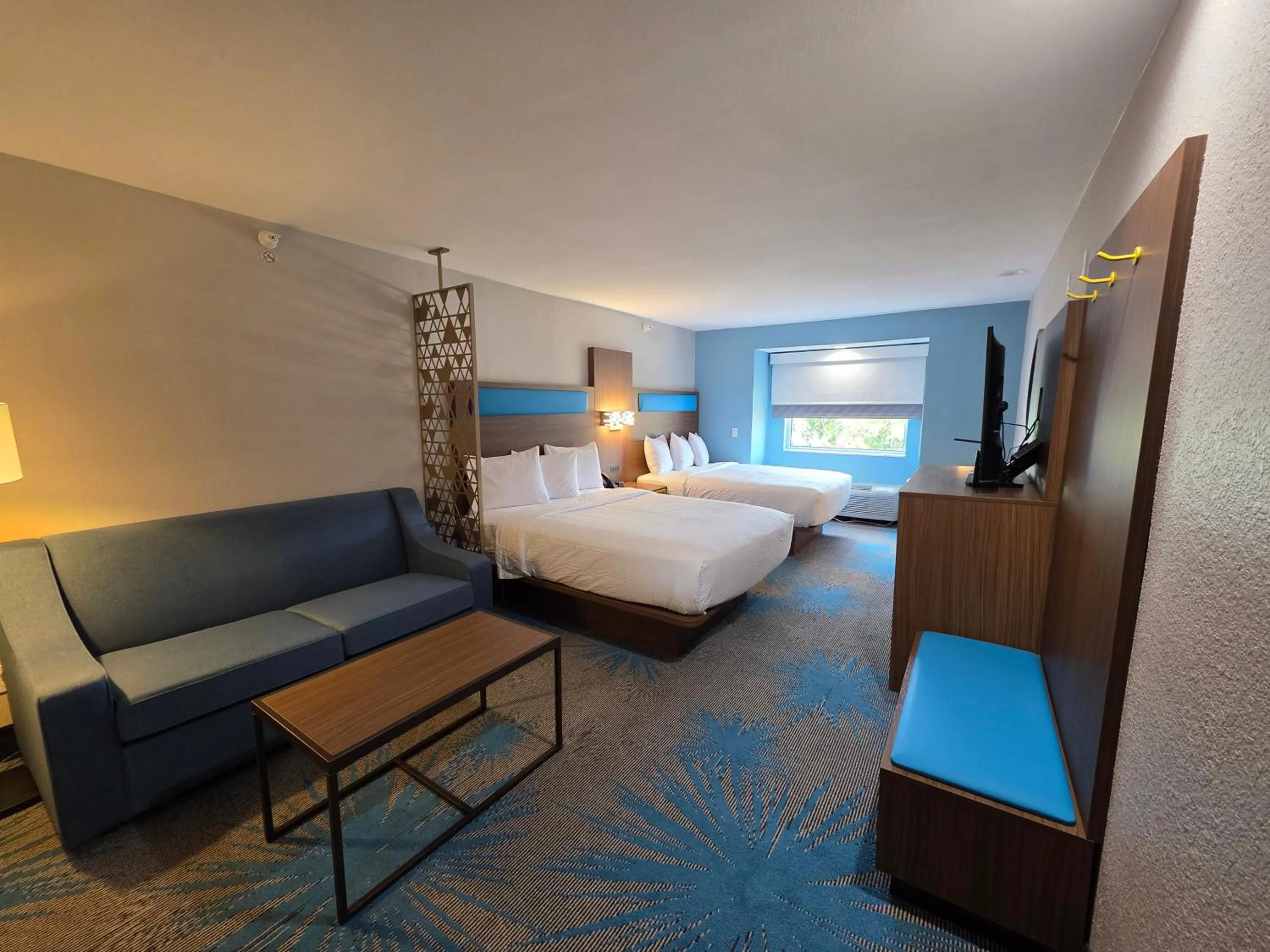 Photo of the whole room, Bed in Days Inn & Suites by Wyndham Brandon Amphitheater