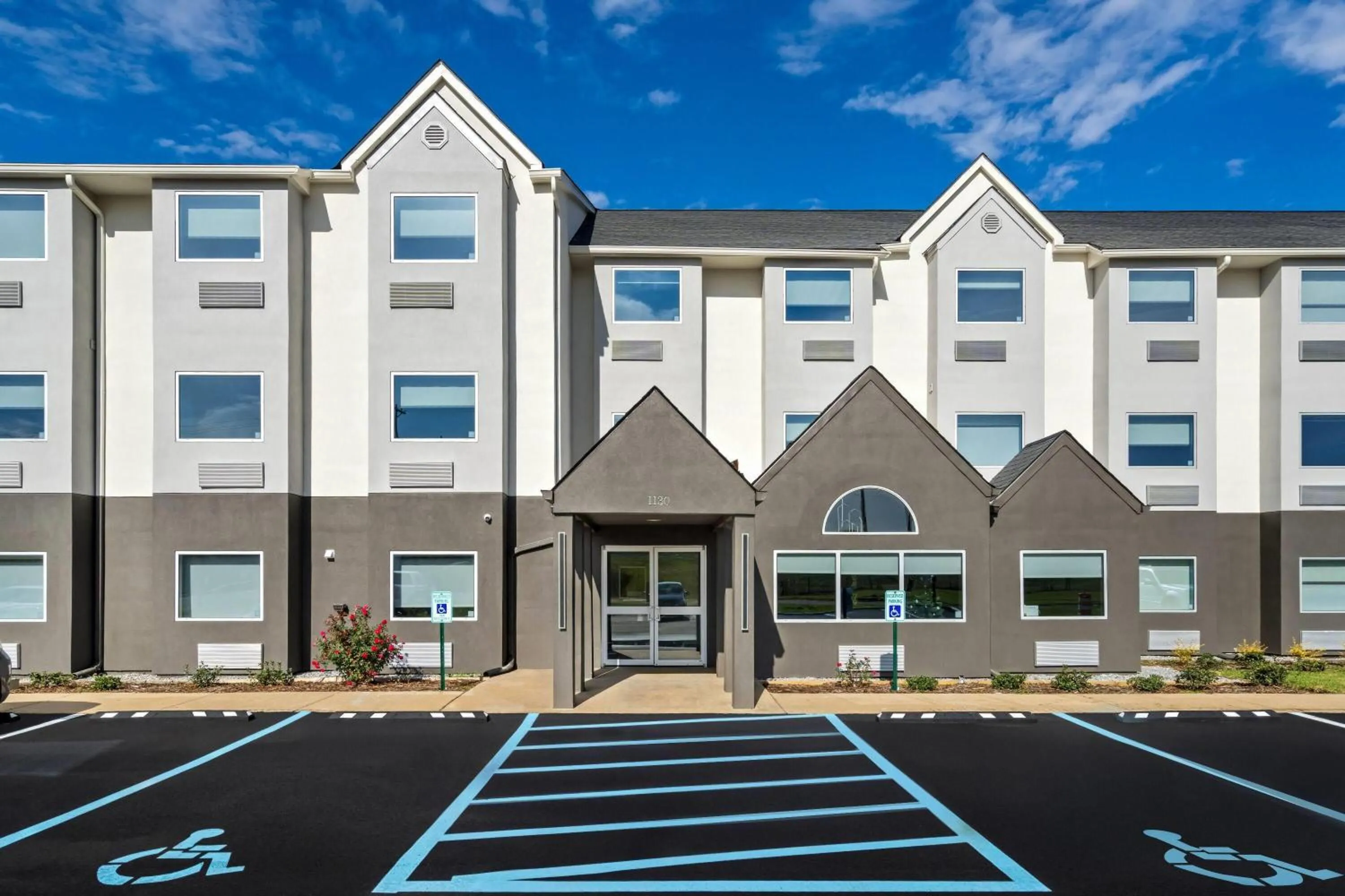 Property building in Days Inn & Suites by Wyndham Brandon Amphitheater