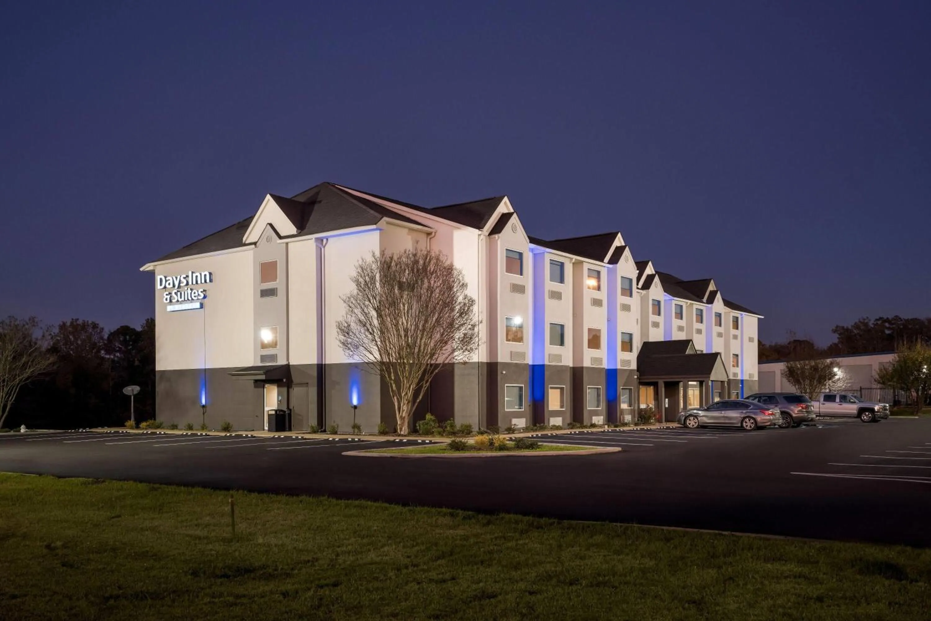 Property building in Days Inn & Suites by Wyndham Brandon Amphitheater