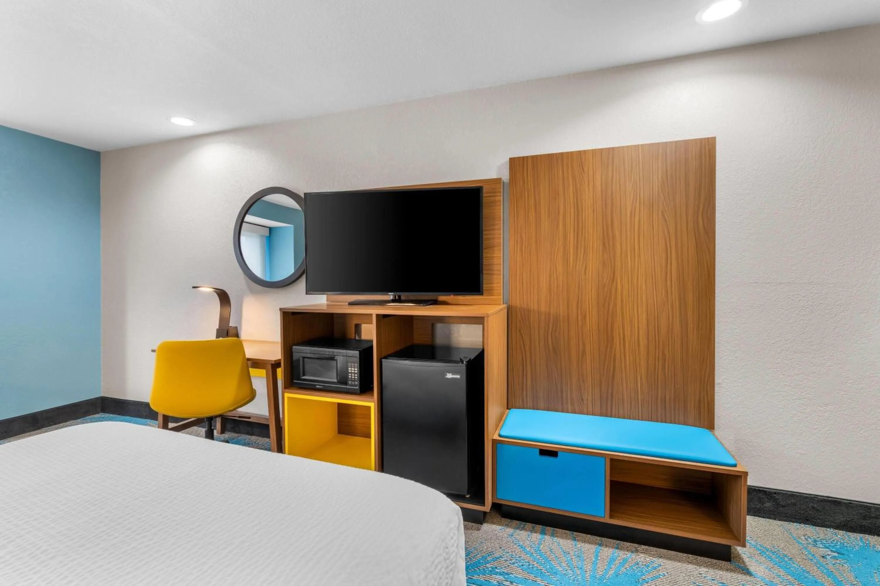 Photo of the whole room, Bed in Days Inn & Suites by Wyndham Brandon Amphitheater