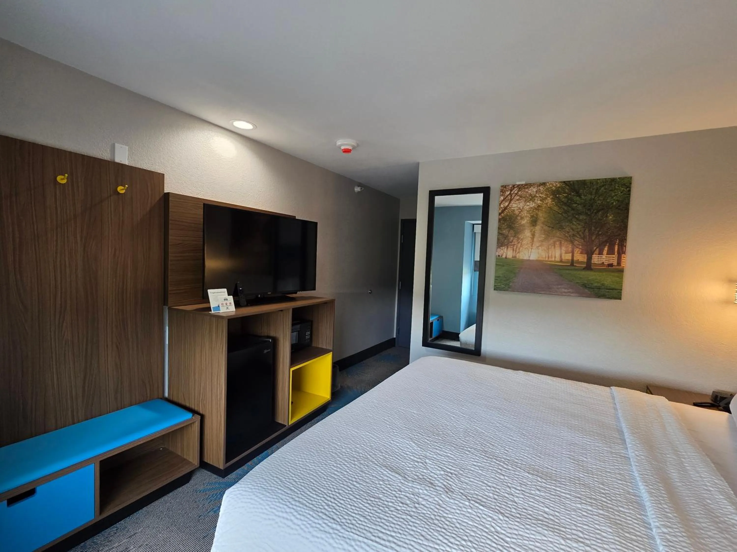 Photo of the whole room, Bed in Days Inn & Suites by Wyndham Brandon Amphitheater