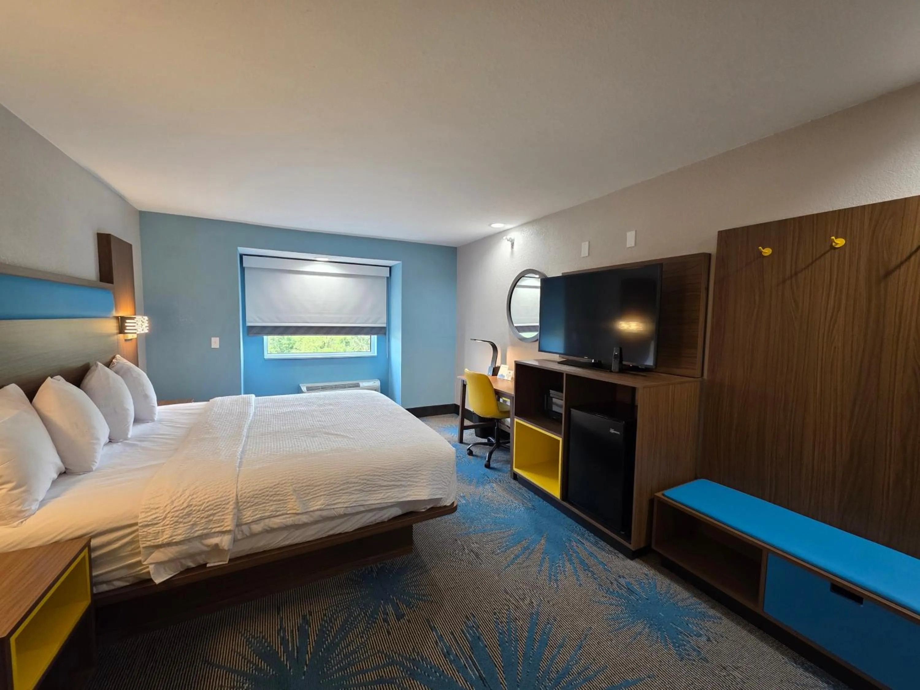 Photo of the whole room, Bed in Days Inn & Suites by Wyndham Brandon Amphitheater