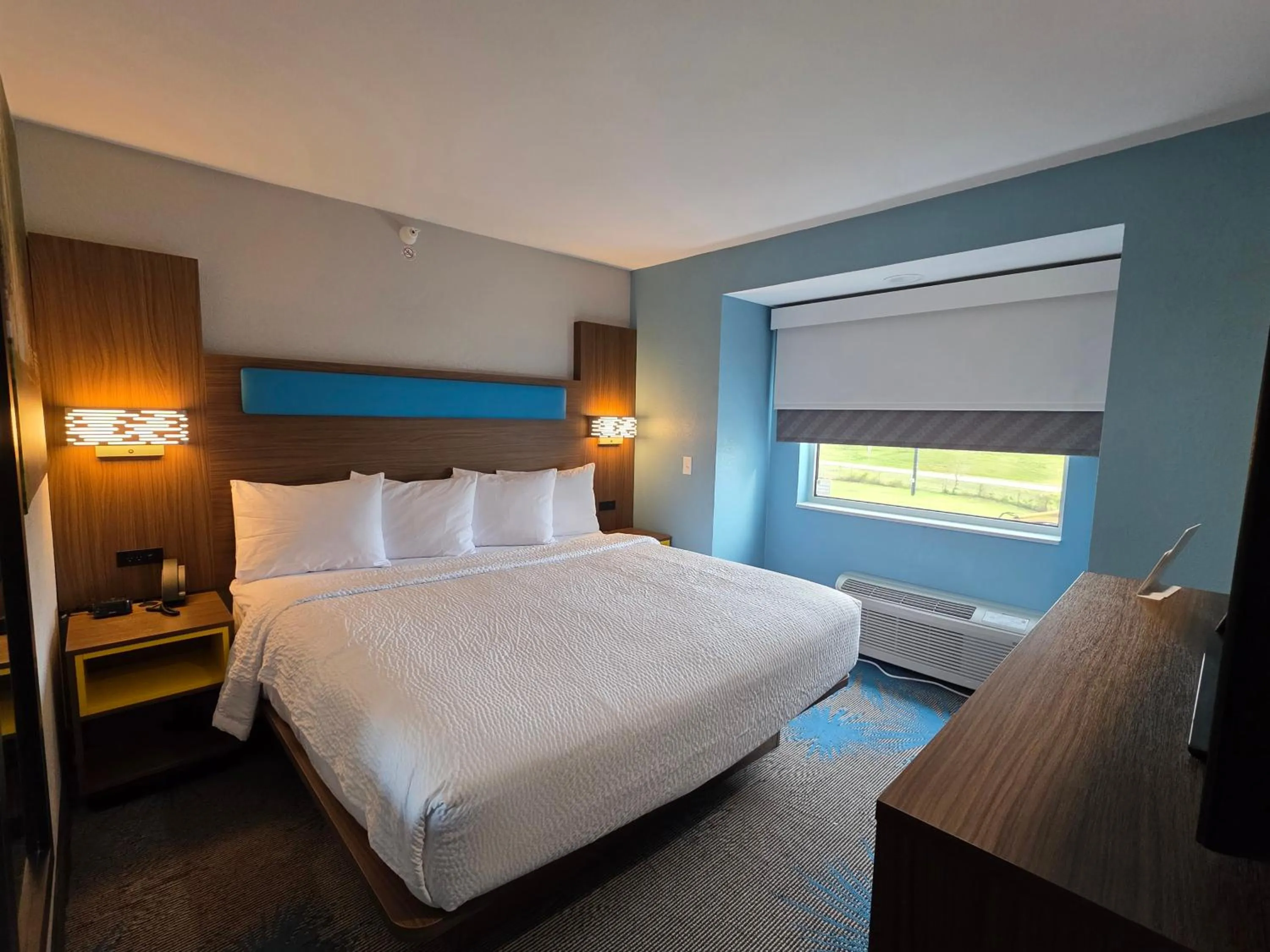 Photo of the whole room, Bed in Days Inn & Suites by Wyndham Brandon Amphitheater