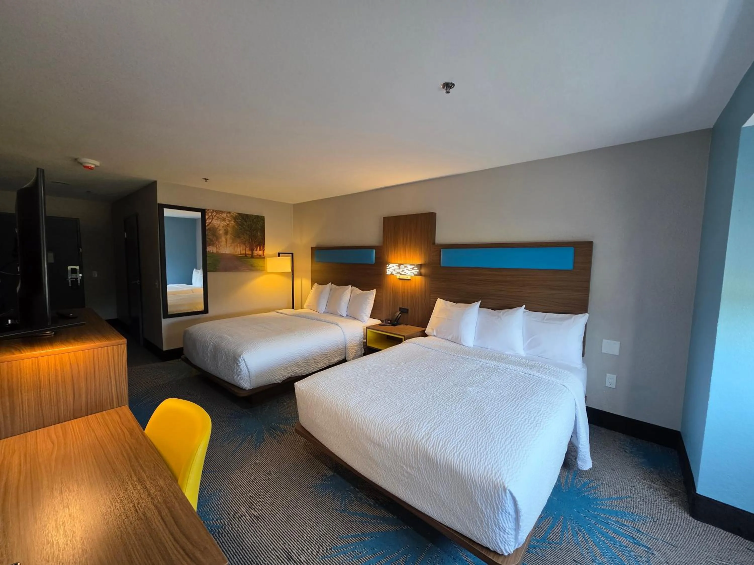 Photo of the whole room, Bed in Days Inn & Suites by Wyndham Brandon Amphitheater