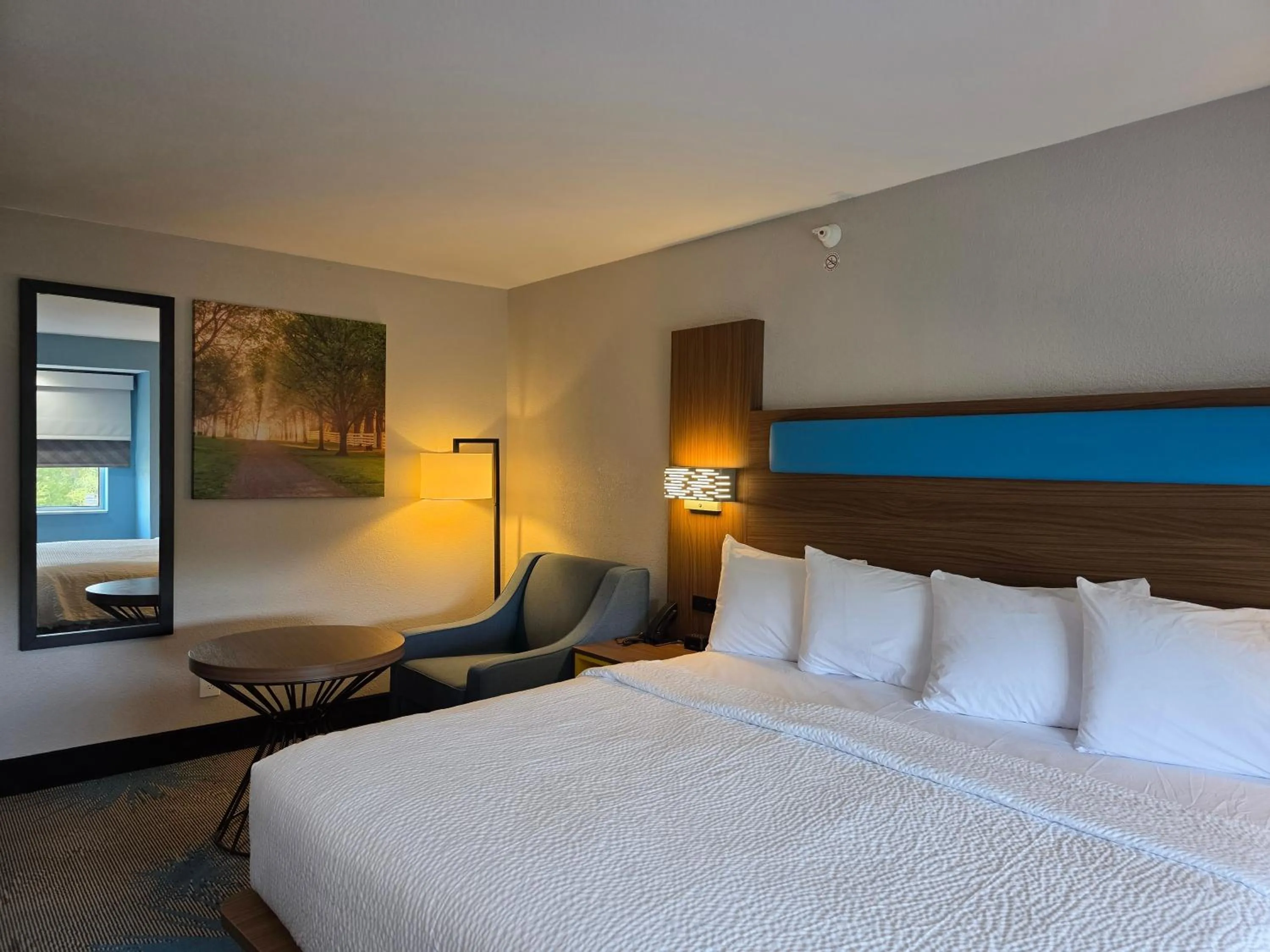 Photo of the whole room, Bed in Days Inn & Suites by Wyndham Brandon Amphitheater