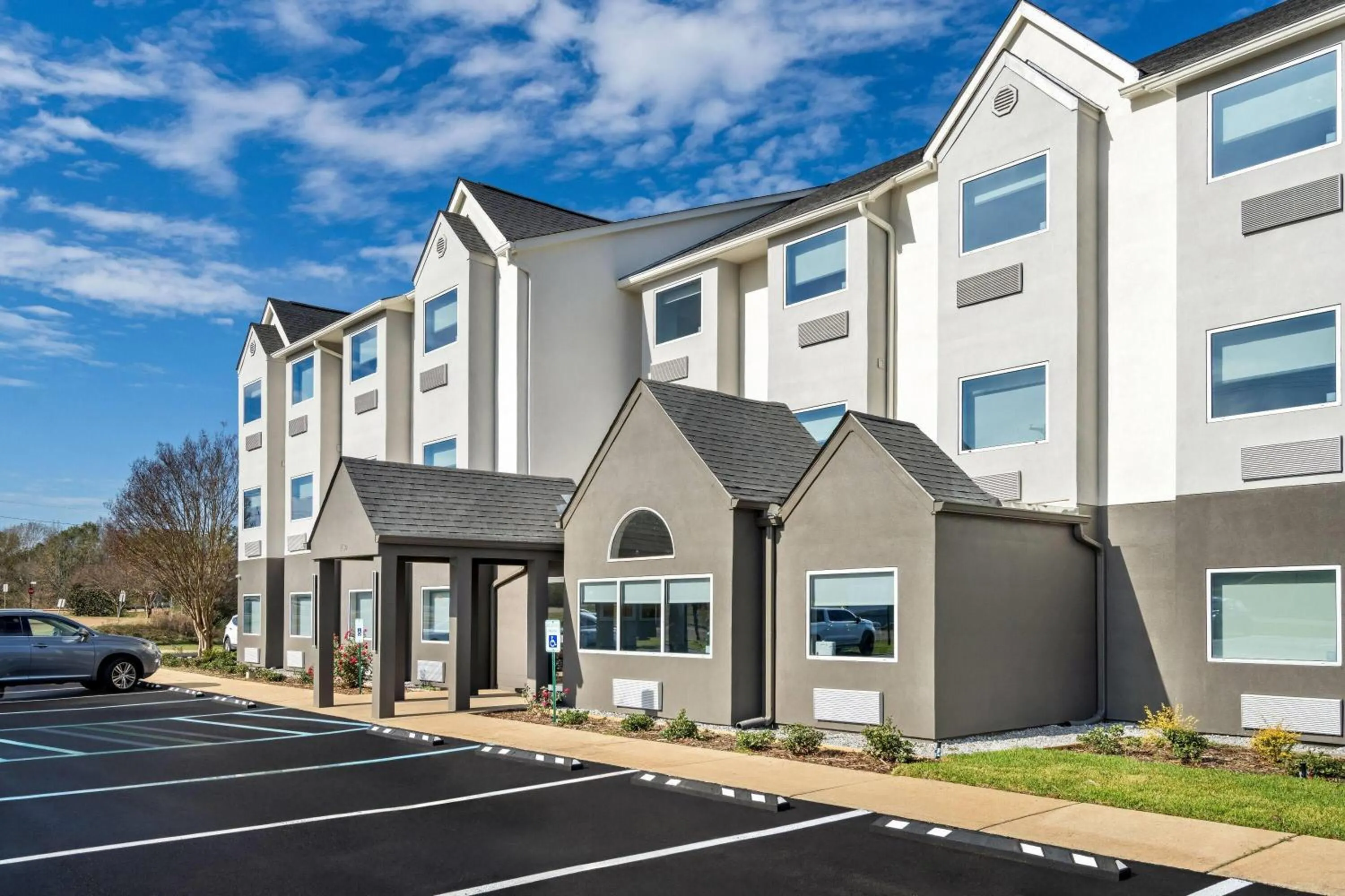 Property building in Days Inn & Suites by Wyndham Brandon Amphitheater