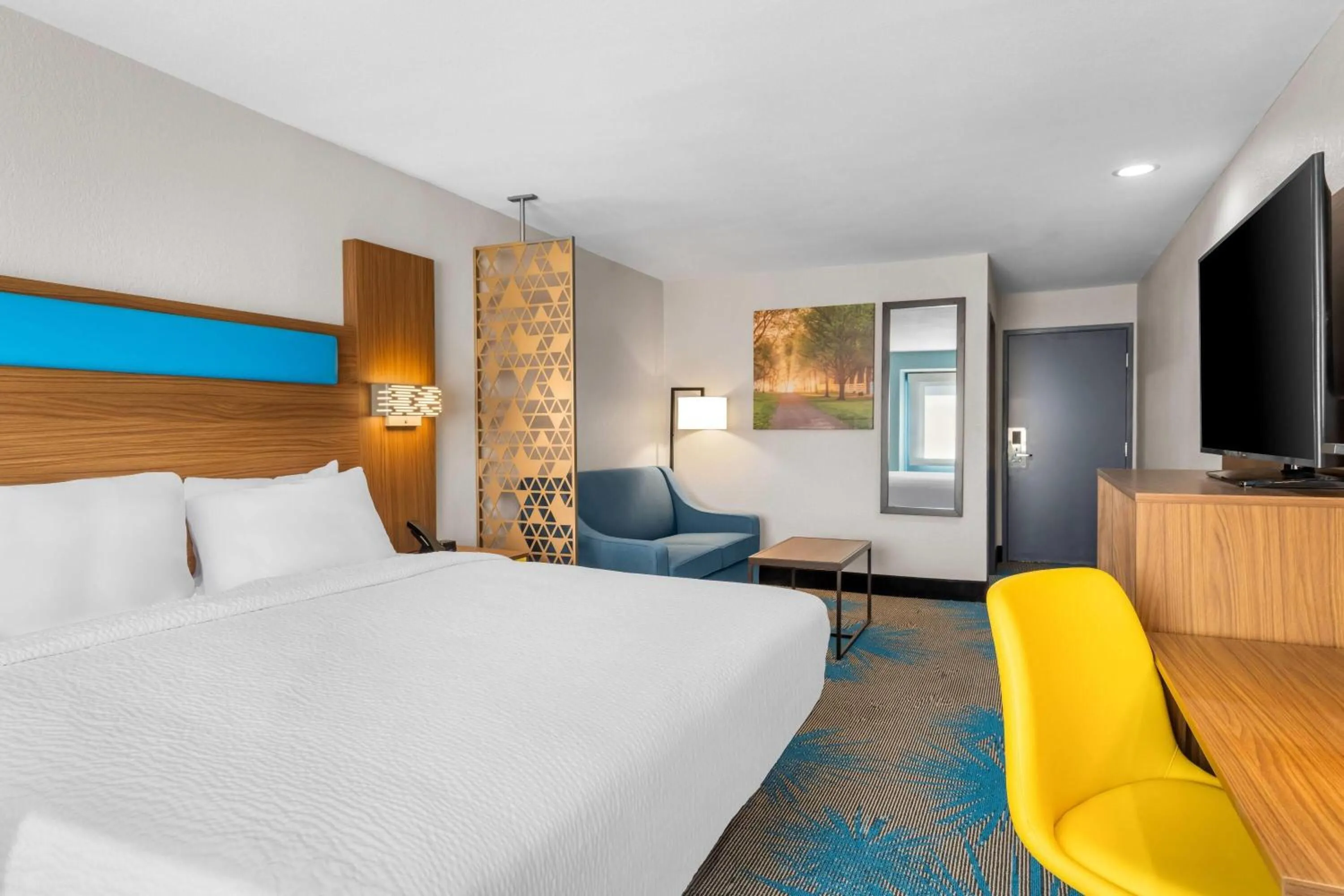 Photo of the whole room, Bed in Days Inn & Suites by Wyndham Brandon Amphitheater