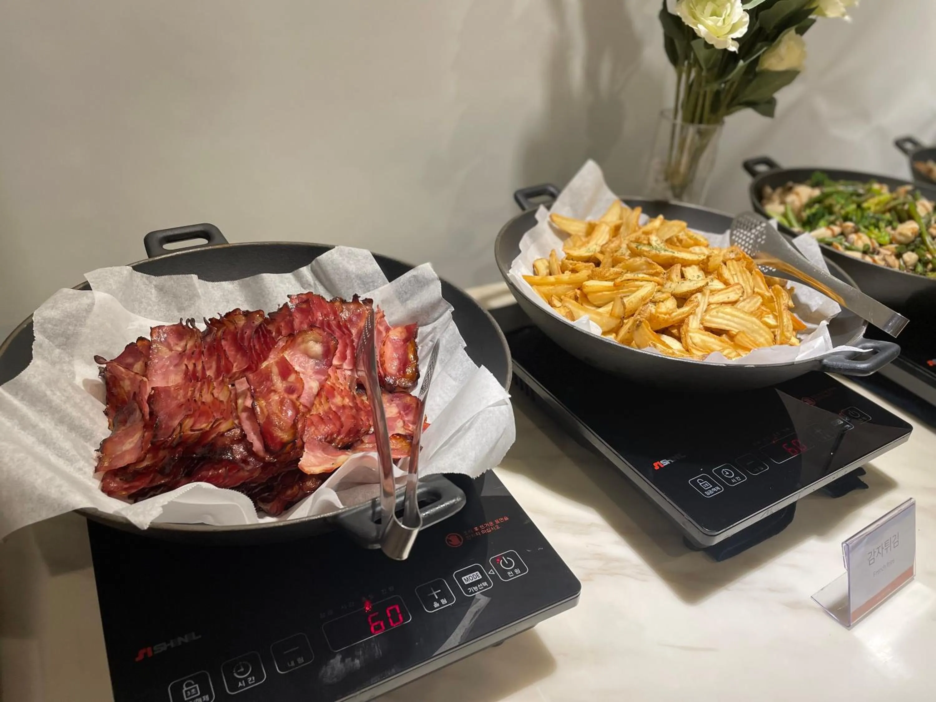 Restaurant/places to eat in The Island Blue Hotel