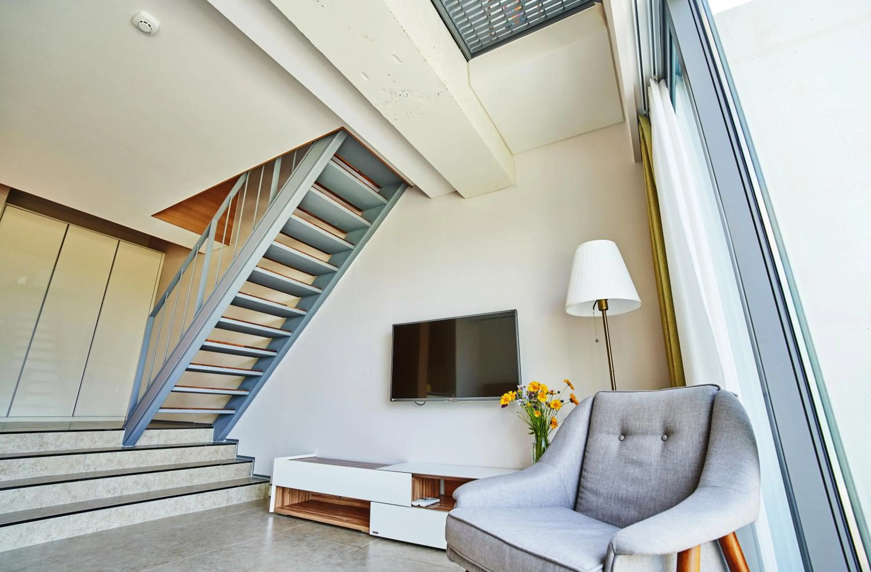 TV and multimedia in Jeju Bom stay & Art Gallery